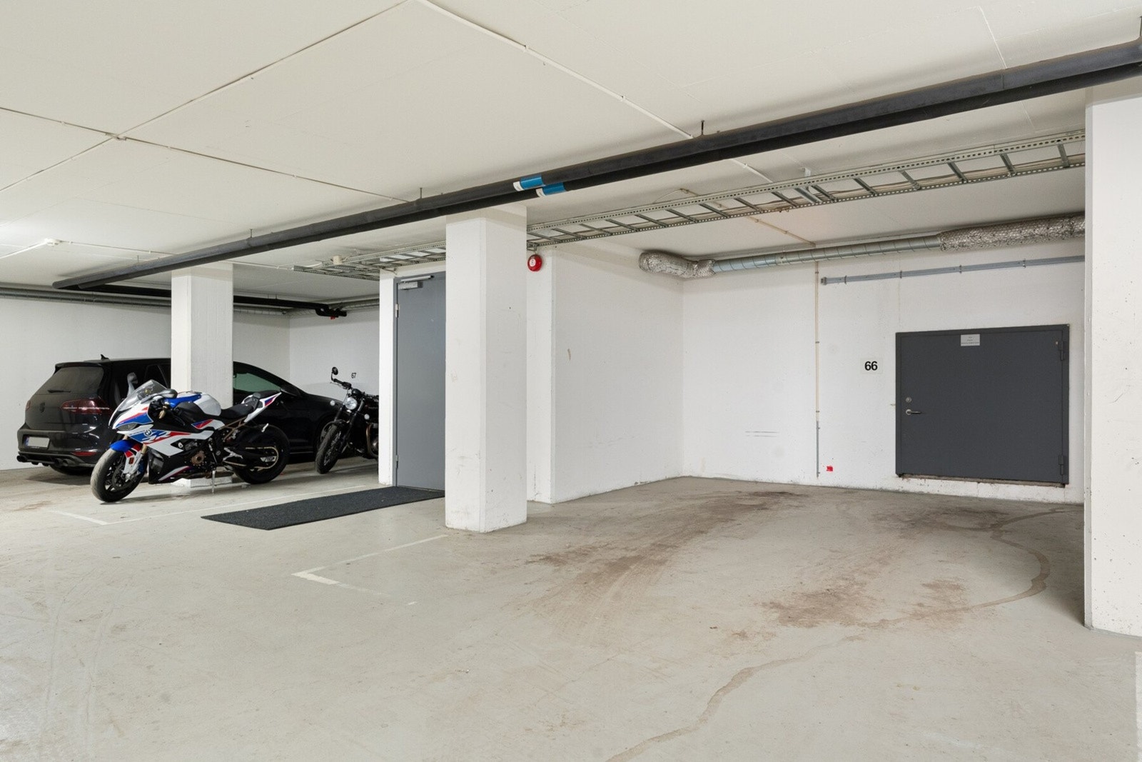 Det medfølger garasjeplass i lukket anlegg. I tillegg finner du låsbar sykkelbod i 1. etg. Galleribilde