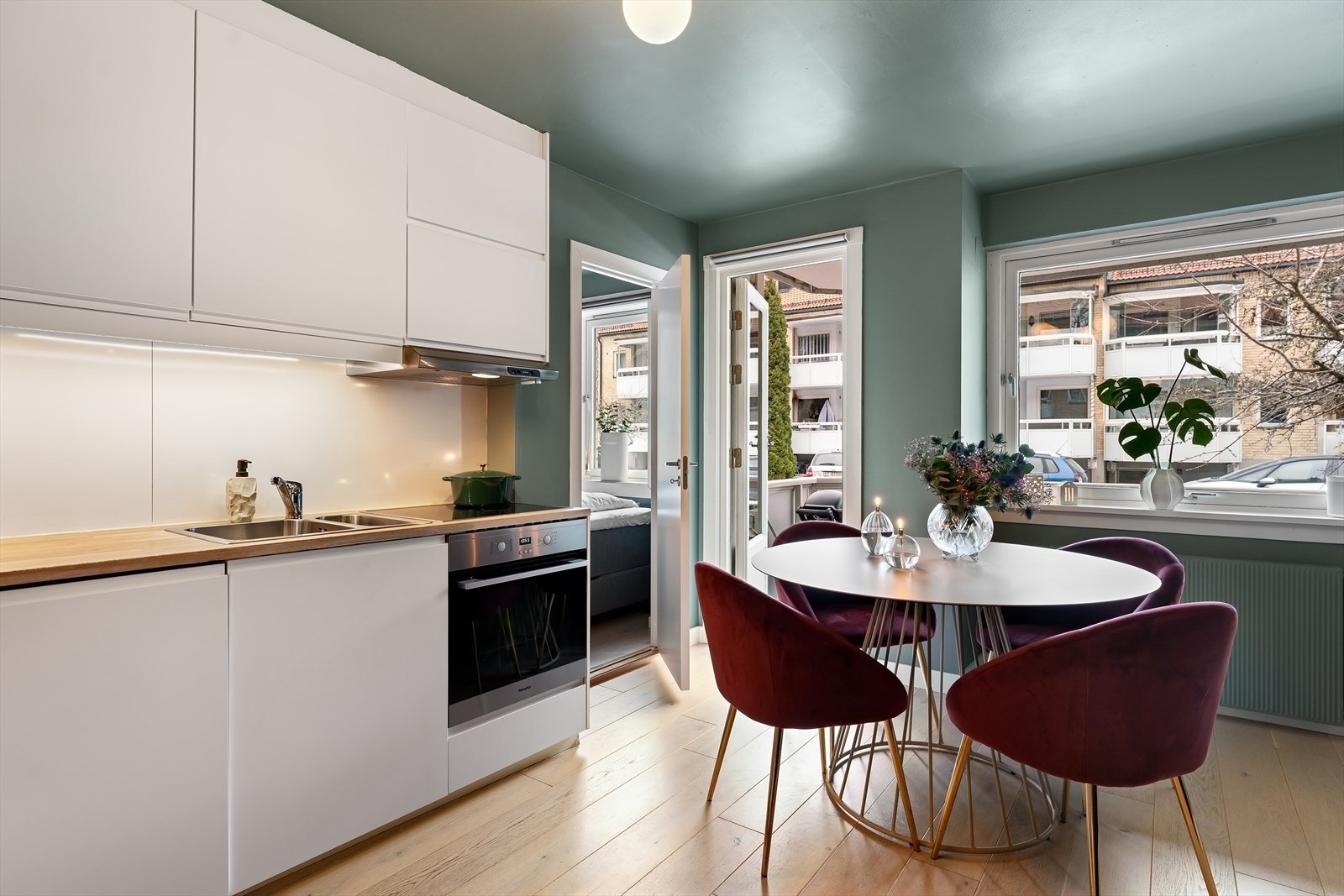 Det er store vindusflater i leiligheten som slipper inn godt med lys Galleribilde