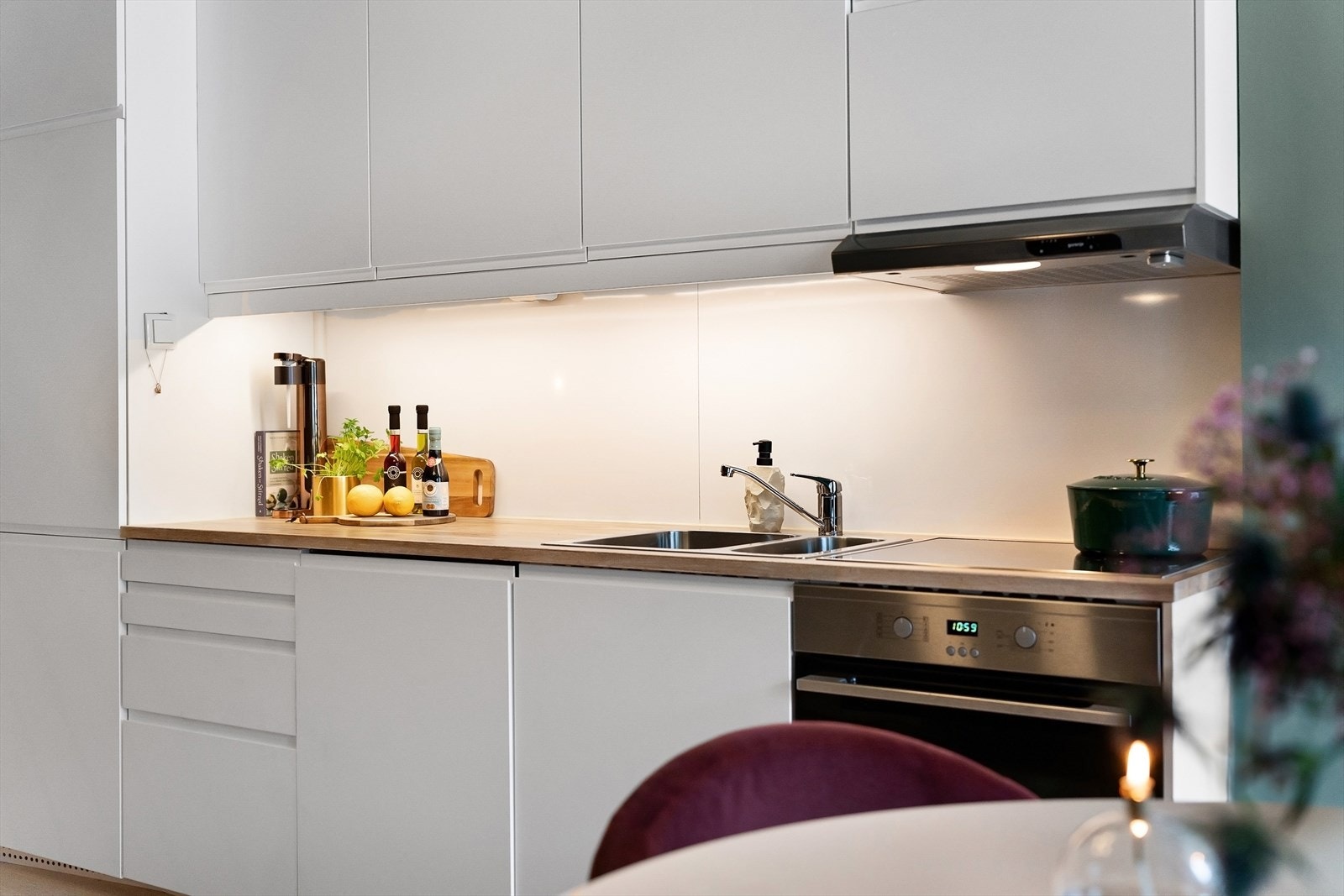 Kjøkkenet har en moderne innredning og uttrykk med glatte overflater Galleribilde