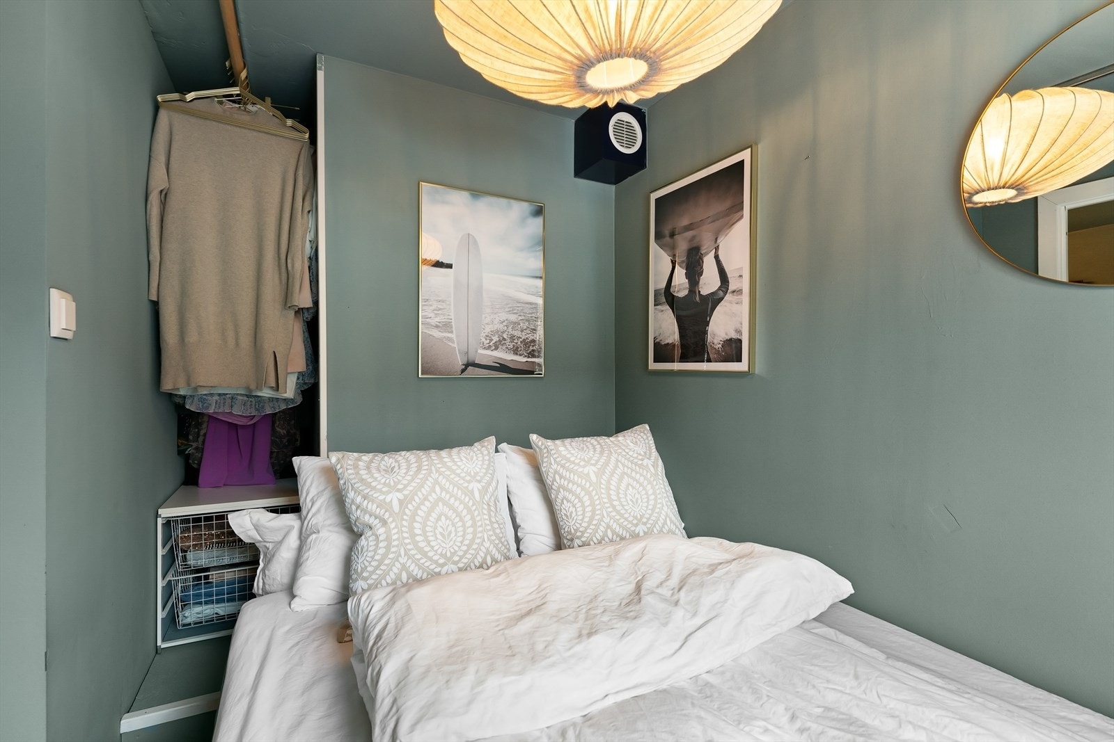 Soverommet har en praktisk garderobeløsning Galleribilde