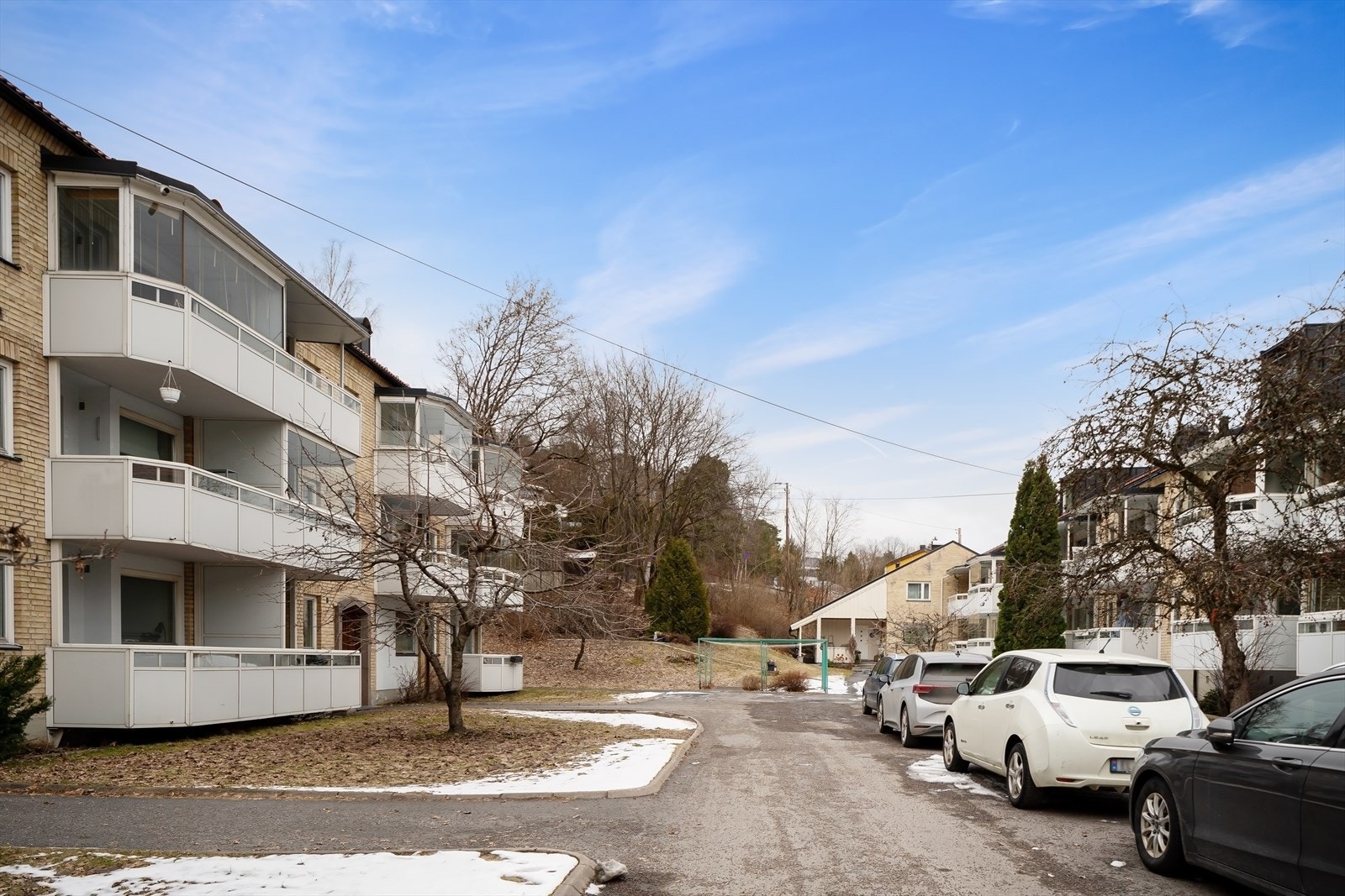 Utenfor boligen er det parkering etter førstemann til mølla prinsippet Galleribilde