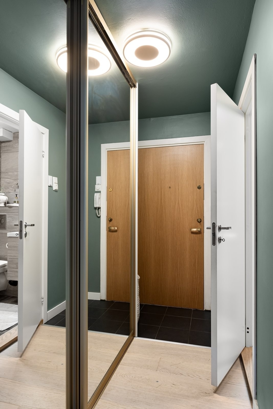 Velkommen inn til en praktisk entré med plass til å henge og sette fra seg yttertøy Galleribilde