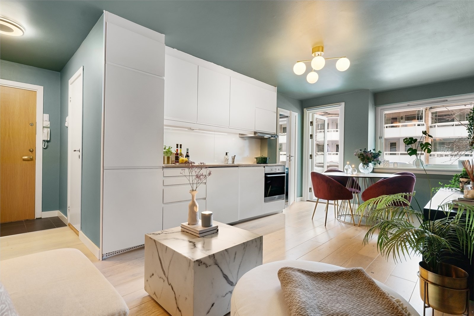 Leiligheten har en åpen stue og kjøkkenløsning Galleribilde