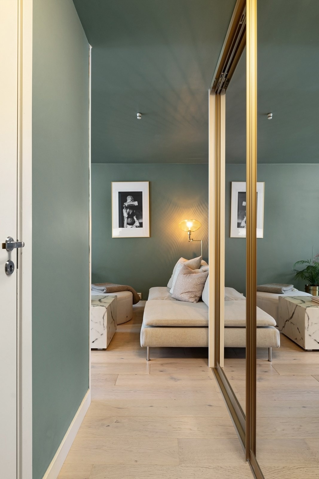 Videre har man en stor garderobe med god lagringsplass Galleribilde