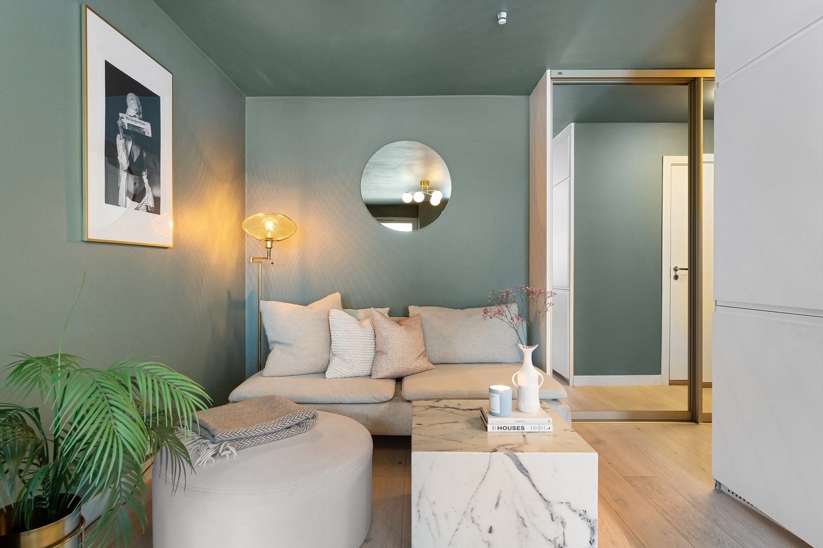 Leiligheten er innredet i tidsriktige farger og materialvalg Galleribilde