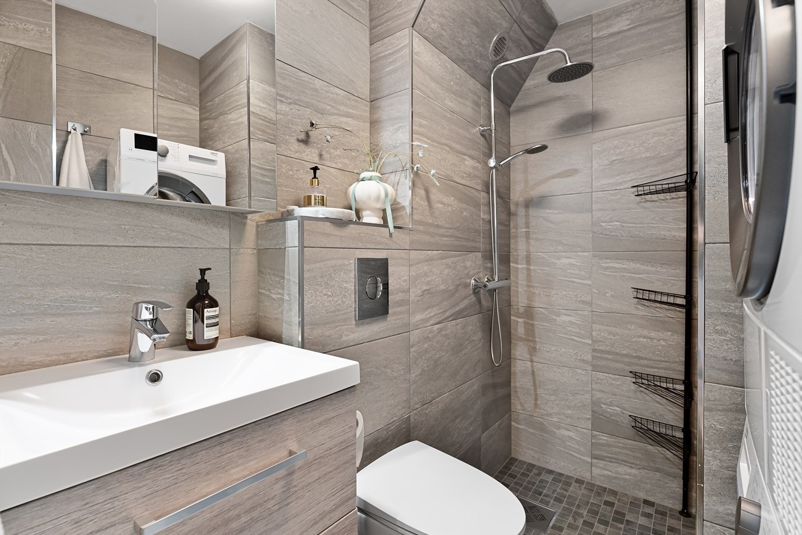 Moderne og nyere baderom med gode oppbevaringsmuligheter Galleribilde