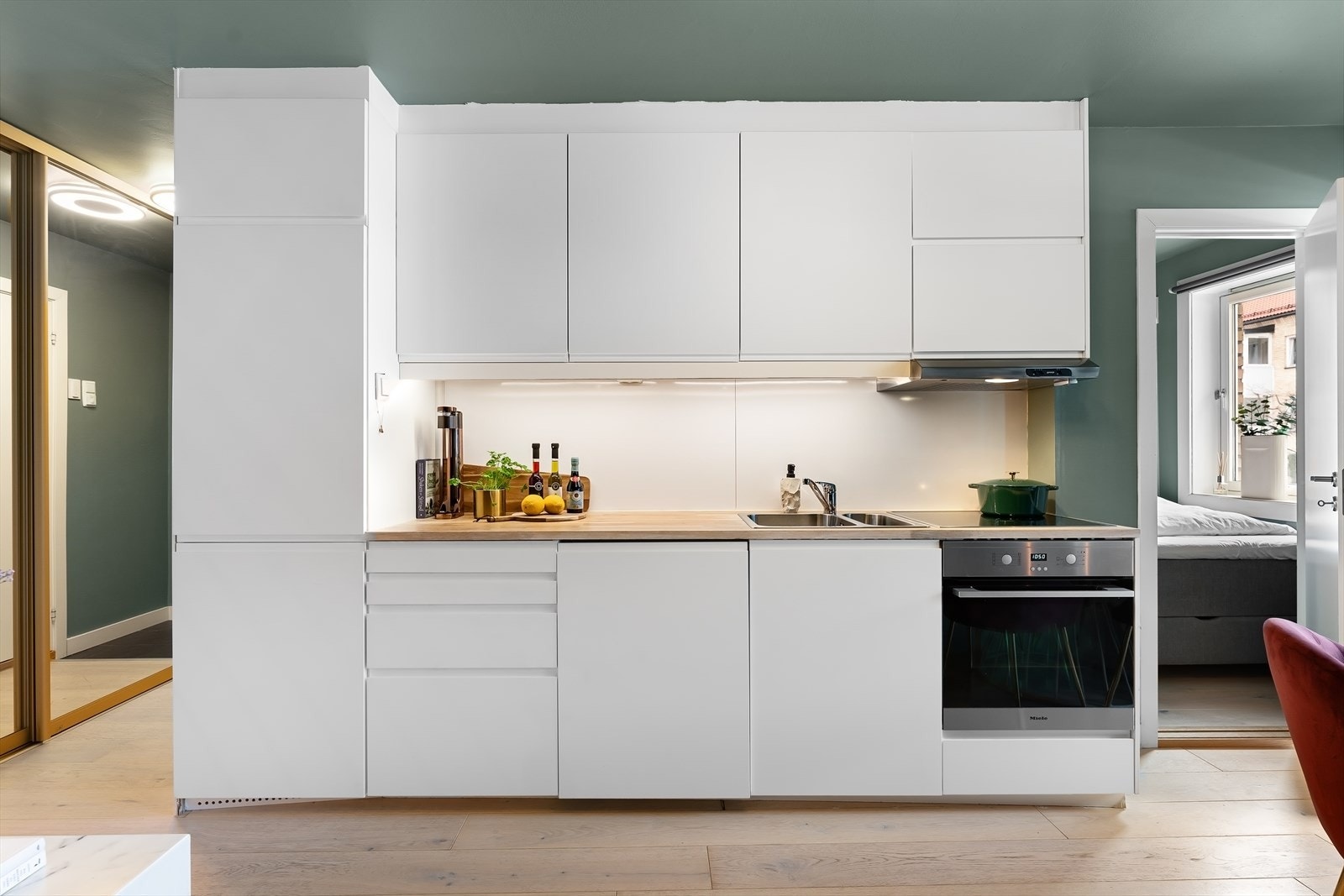 Lekkert og praktisk kjøkken med gode oppbevarings muligheter fra 2015/16 Galleribilde