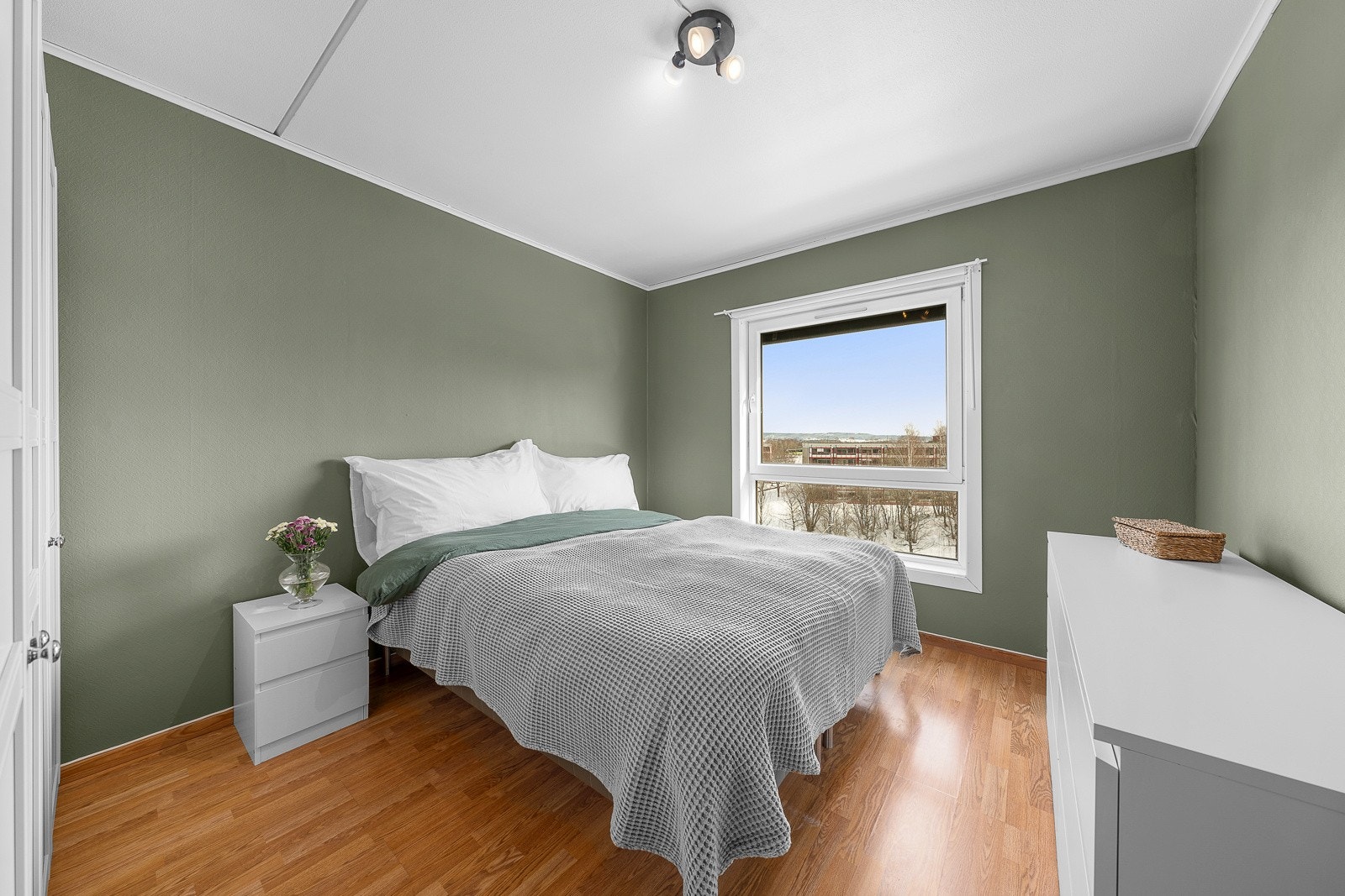 Stort og flott hovedsoverom med plass til dobbeltseng, nattbord og klesskap. Galleribilde