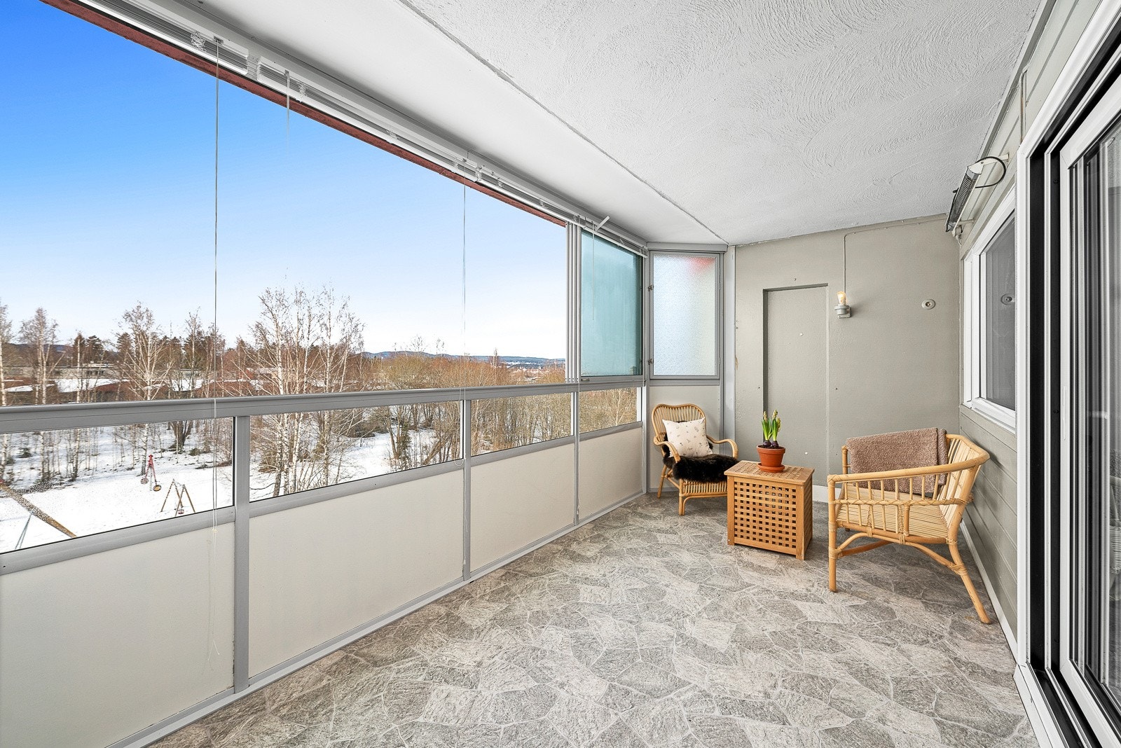 Meget hyggelig innglasset balkong på hele 14 kvm med ypperlige solforhold. Galleribilde