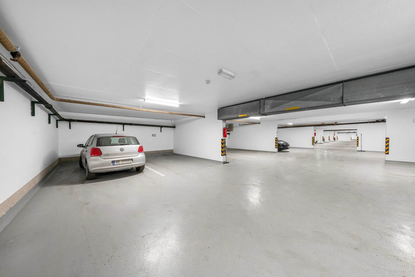 Garasjeplass i oppvarmet garasjehus Galleribilde