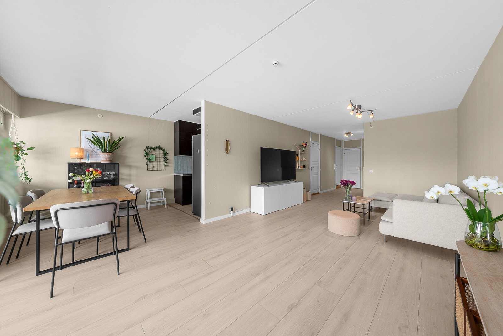 Den åpne stue-/kjøkkenløsningen understøtter leilighetes smarte planløsning. Galleribilde