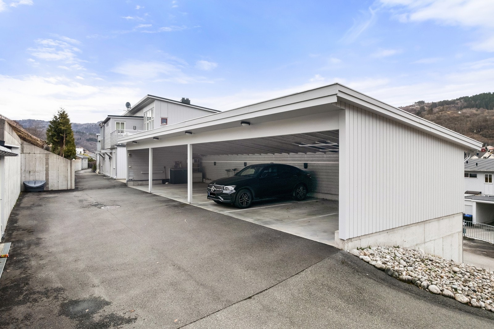 Medfølger carport. Galleribilde