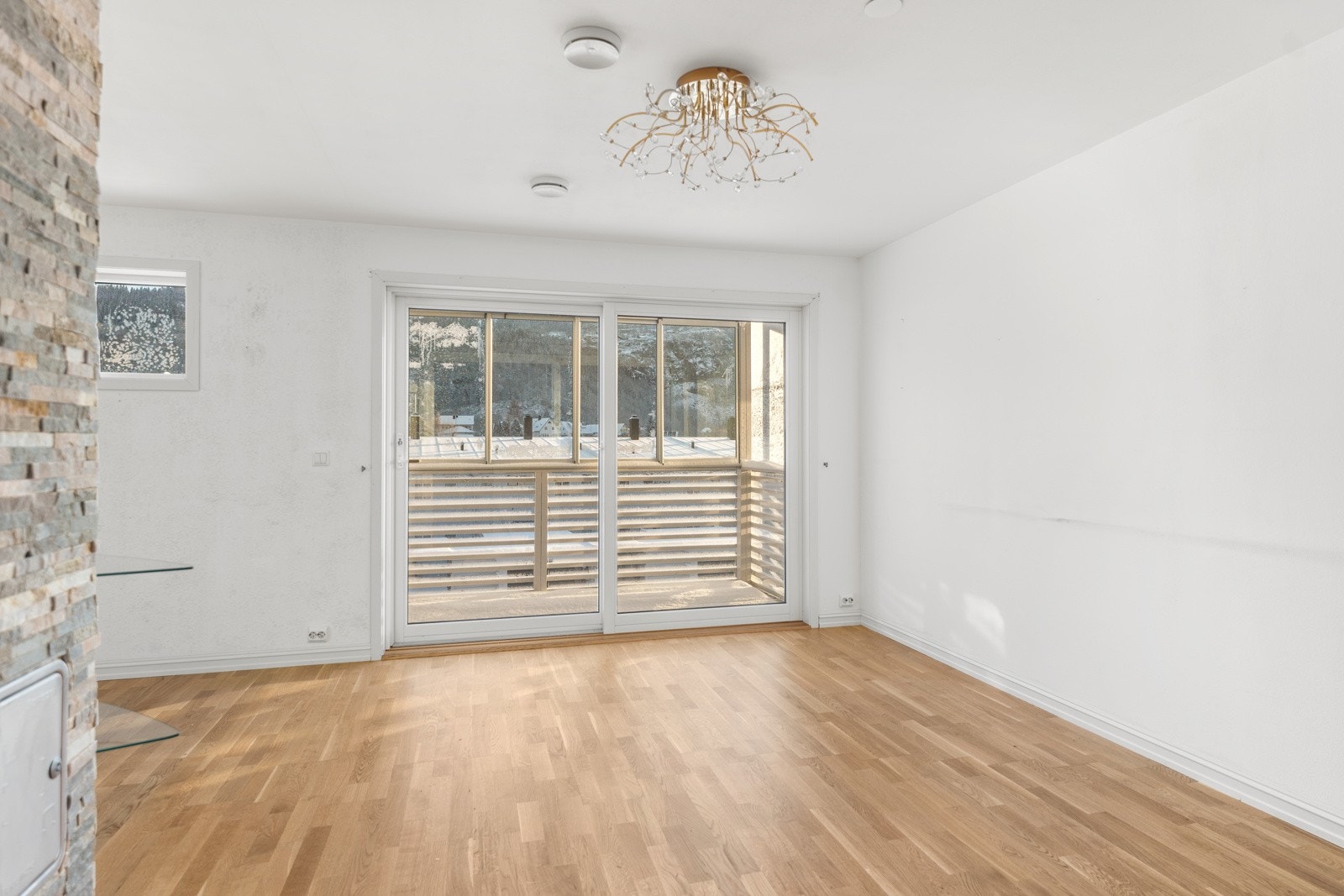 Stor stue med utgang til balkong. Galleribilde
