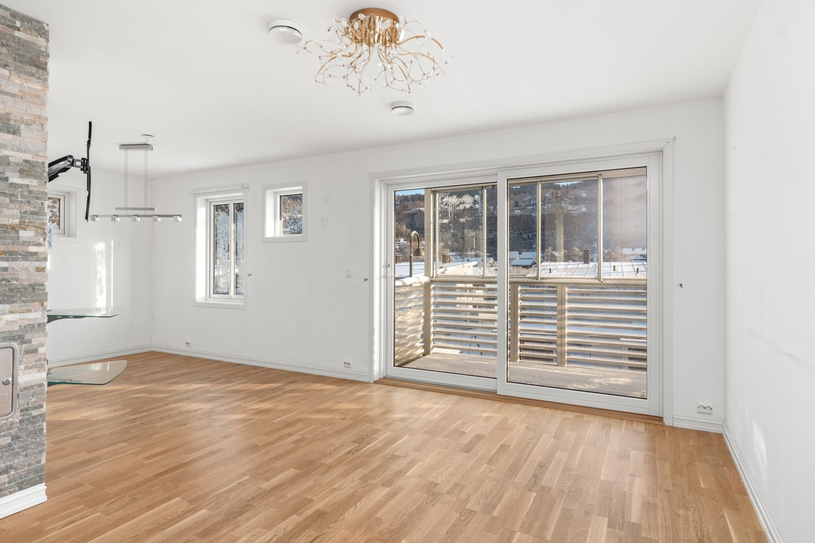 Stor stue med plass til sittegruppe og spisebord. Galleribilde