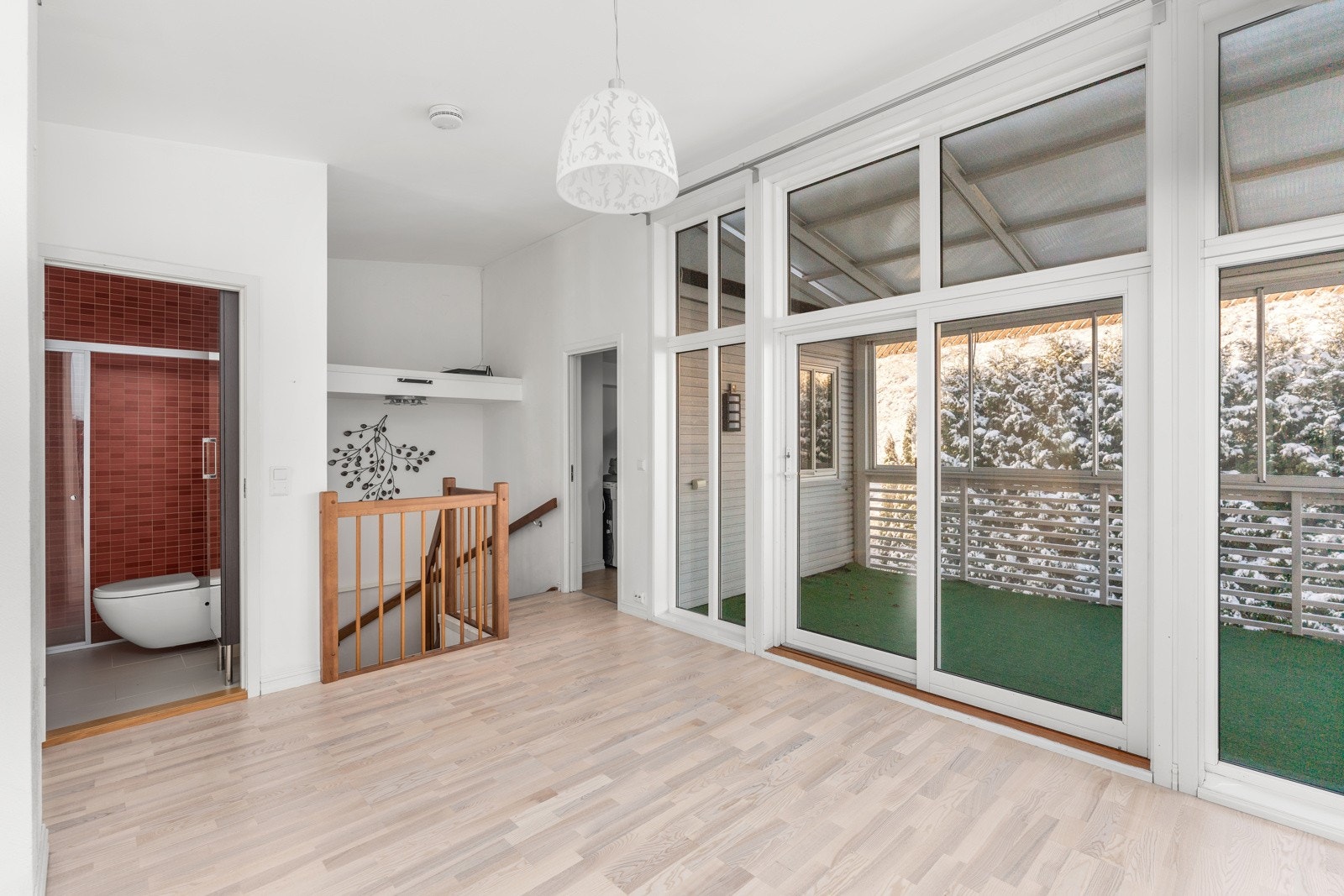 Loftstue med utgang til innglasset balkong. Galleribilde