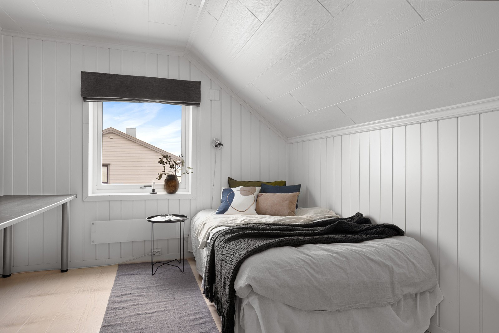 Soverom nr. 2 er også av god størrelse med plass til seng, tilhørende nattbord, skrivepult og klesoppbevaring.