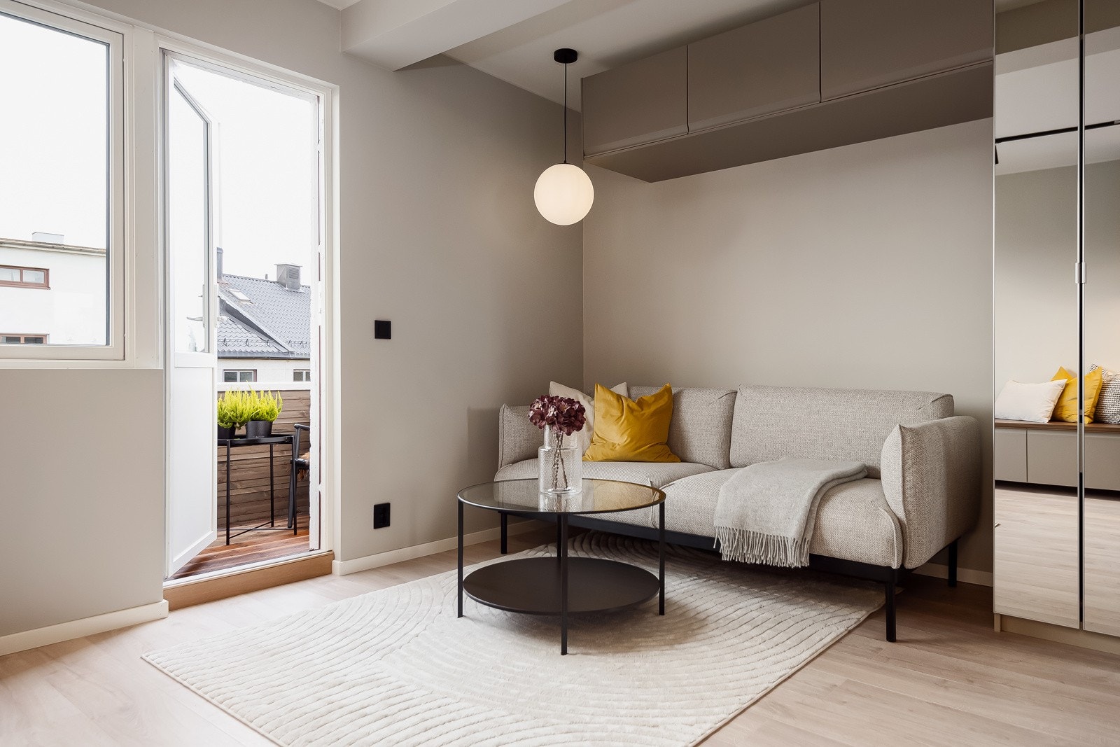 Legg merke til det praktiske skapet til oppbevaring over sofaen Galleribilde