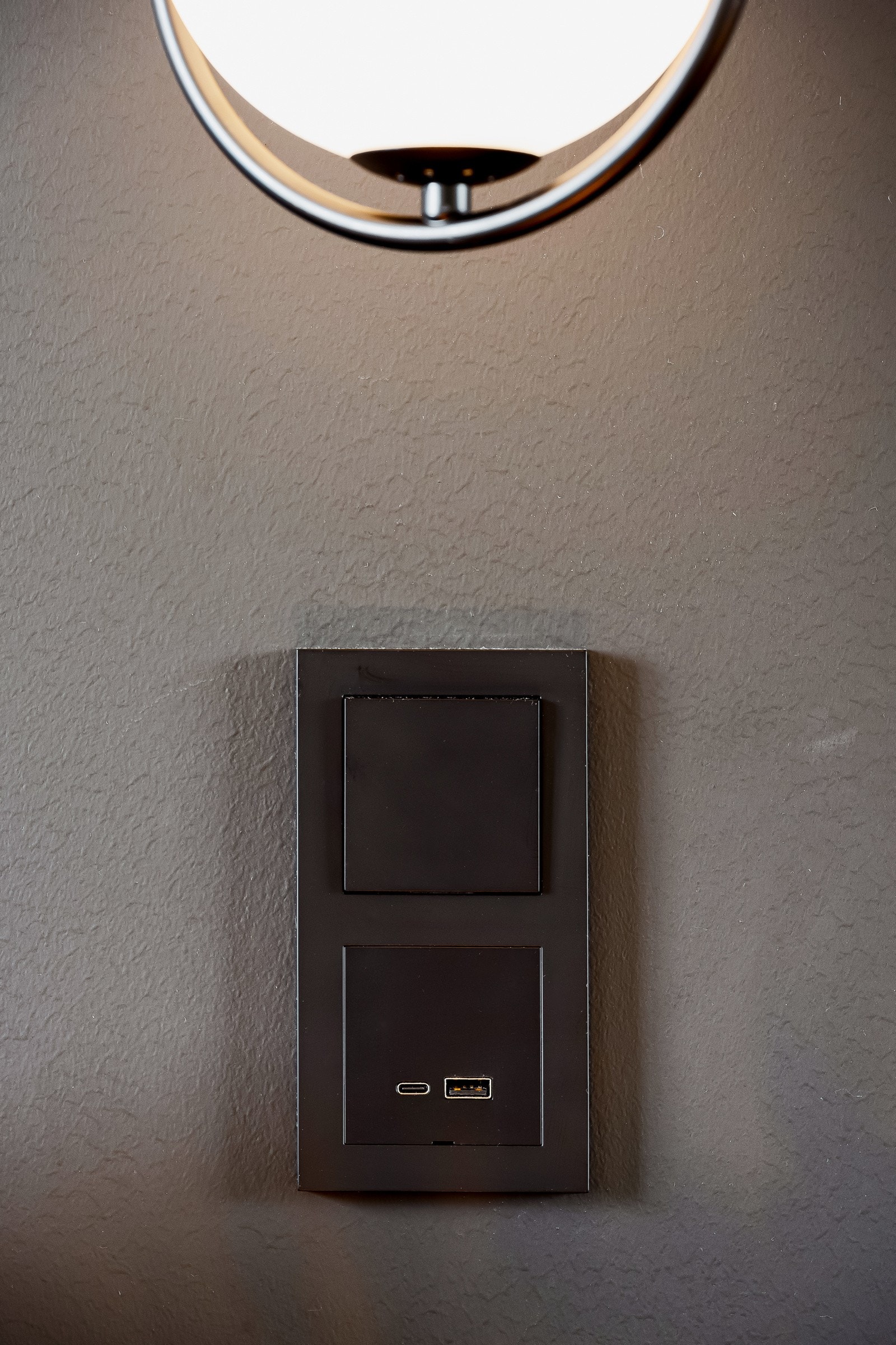 Egen ladepunkt for både Iphone og USB på hver side av sengen Galleribilde