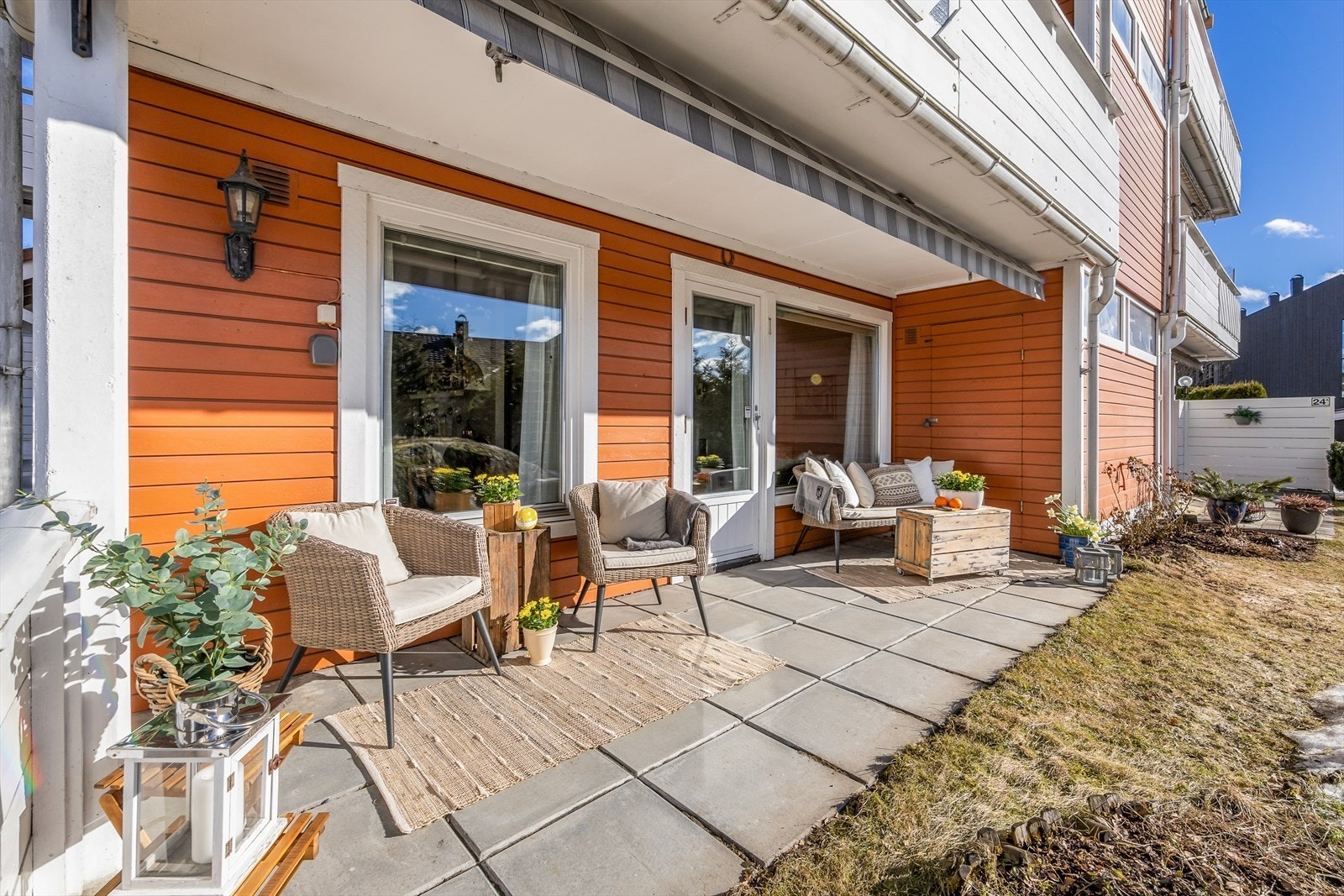 På terrassen er det enkel tilgang til en praktisk utebod. Galleribilde