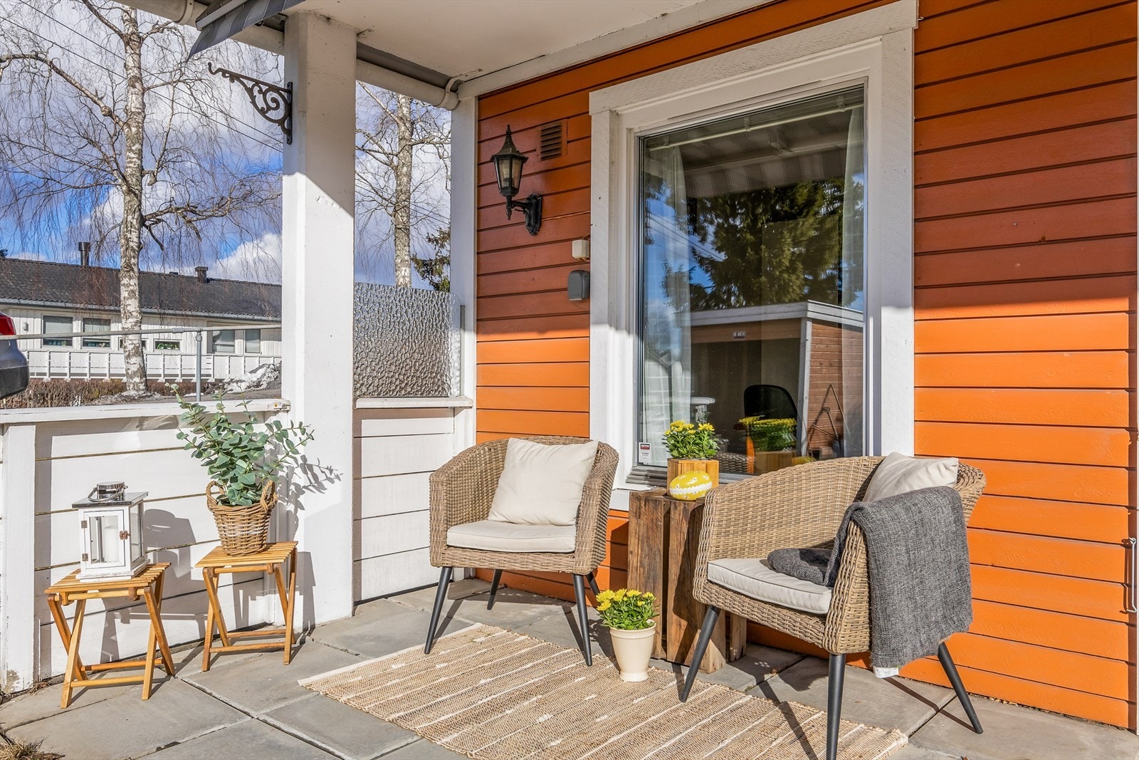 Leiligheten byr på en flott uteplass, carport og trappefri adkomst. Galleribilde