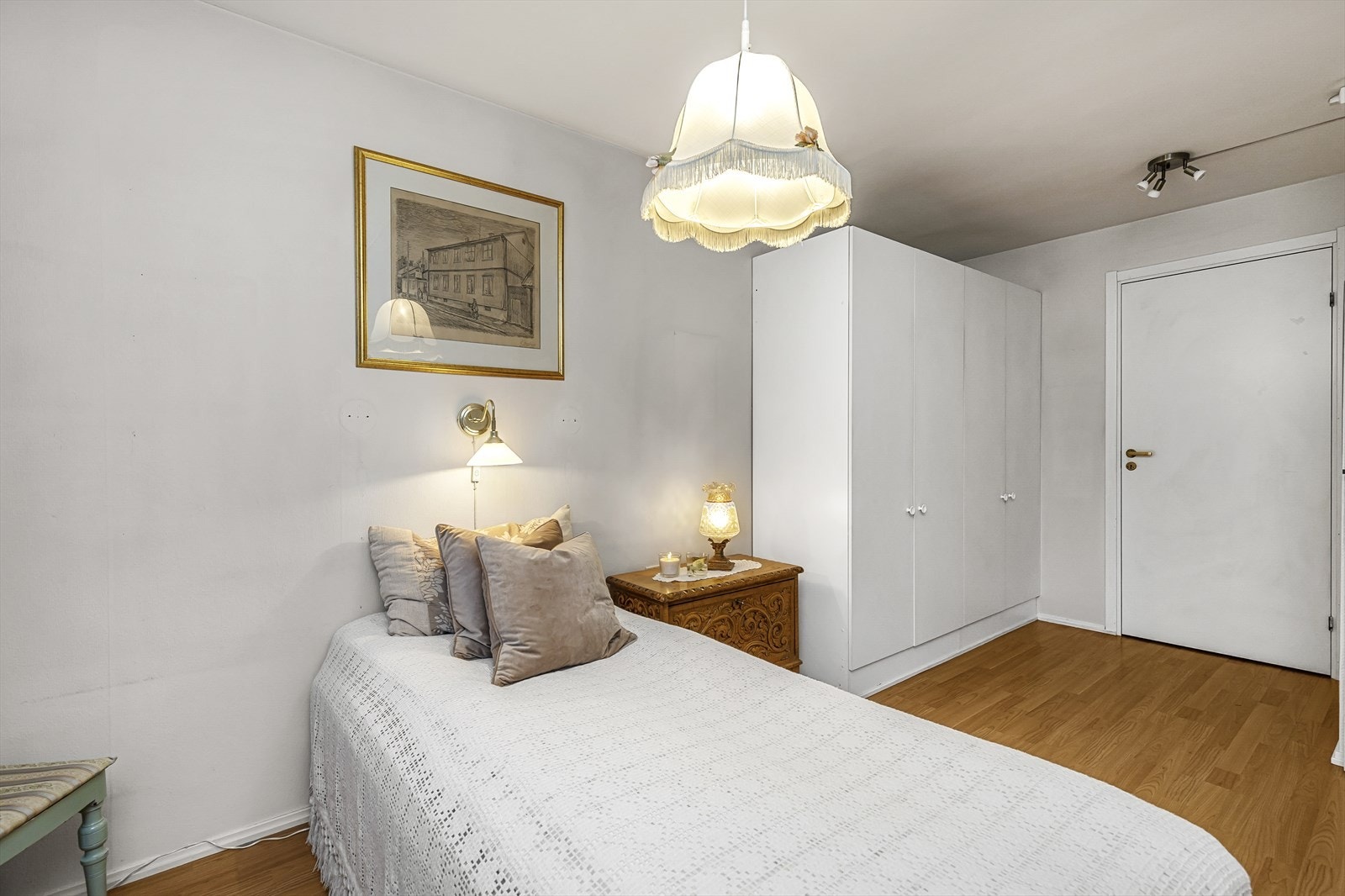 Videre innenfor soverommet er en praktisk bod med verdifull lagringsplass. Galleribilde