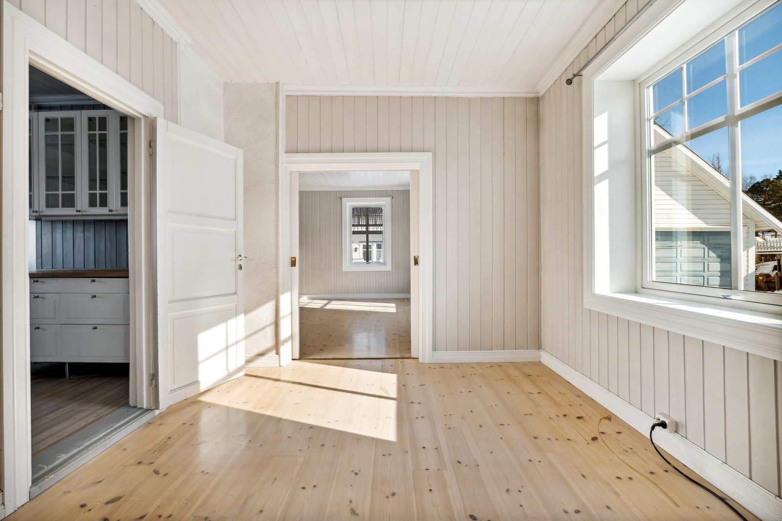 Mellomstue med adkomst til kjøkken og videre inn i hovedstuen. Galleribilde