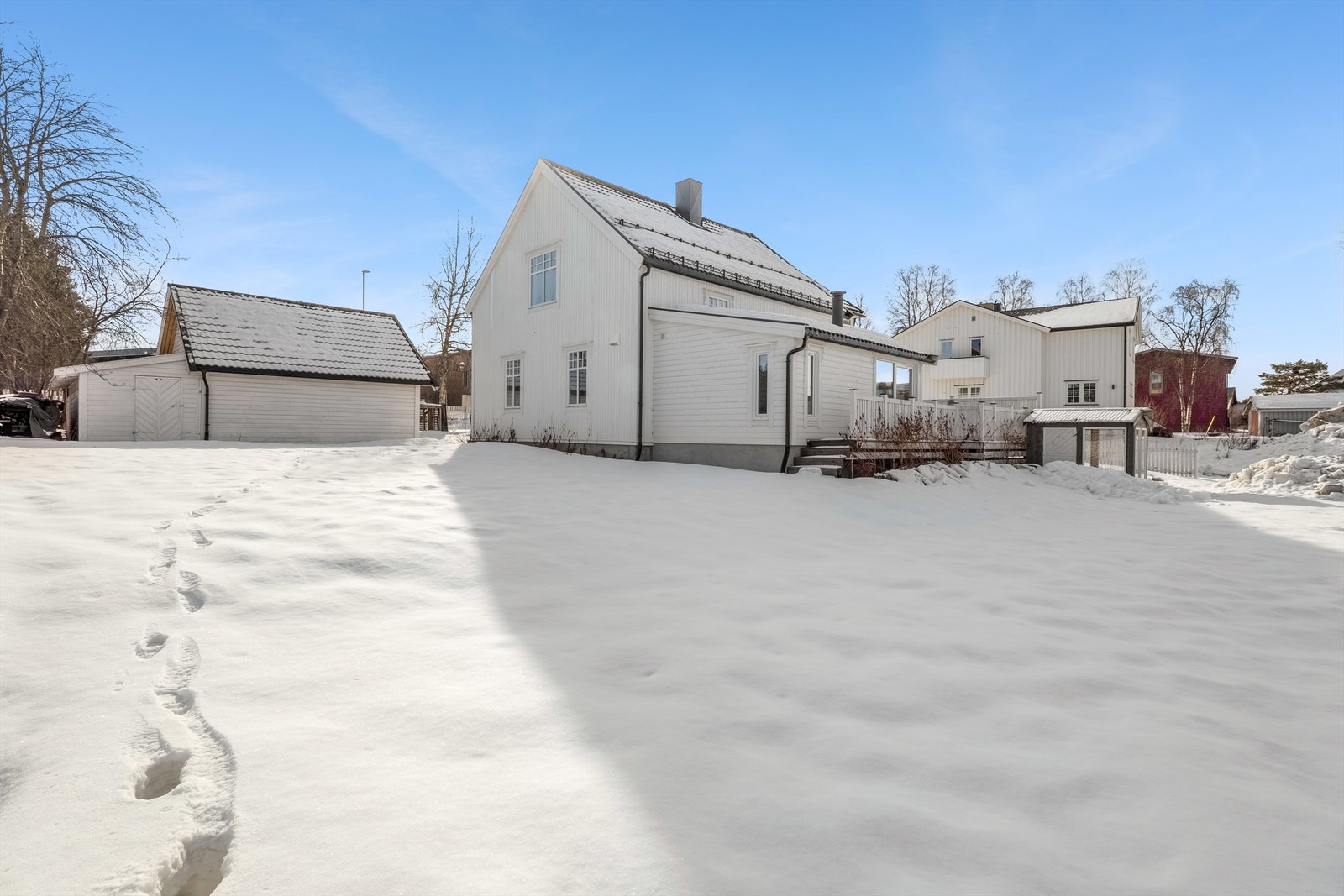 Stort plenareal skjermet fra Kongsveien Galleribilde