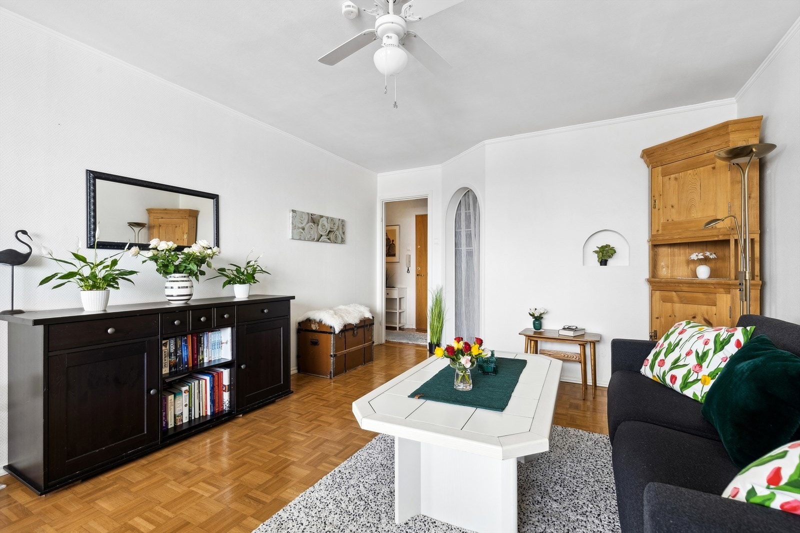 Overflatene på vegg består av, malt strie, parkett på gulv og malt himling. Galleribilde