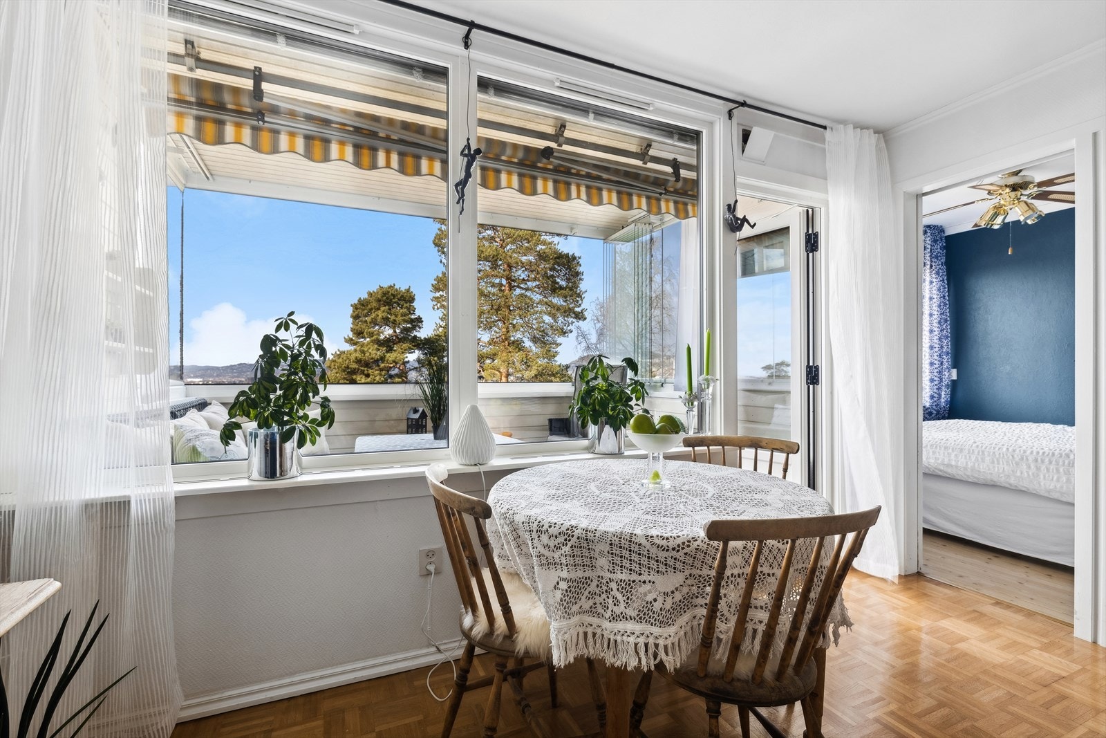 Store vindusflater gir rikelig med naturlig lys og gir full utnyttelse av boligens fantastiske utsikt. Galleribilde