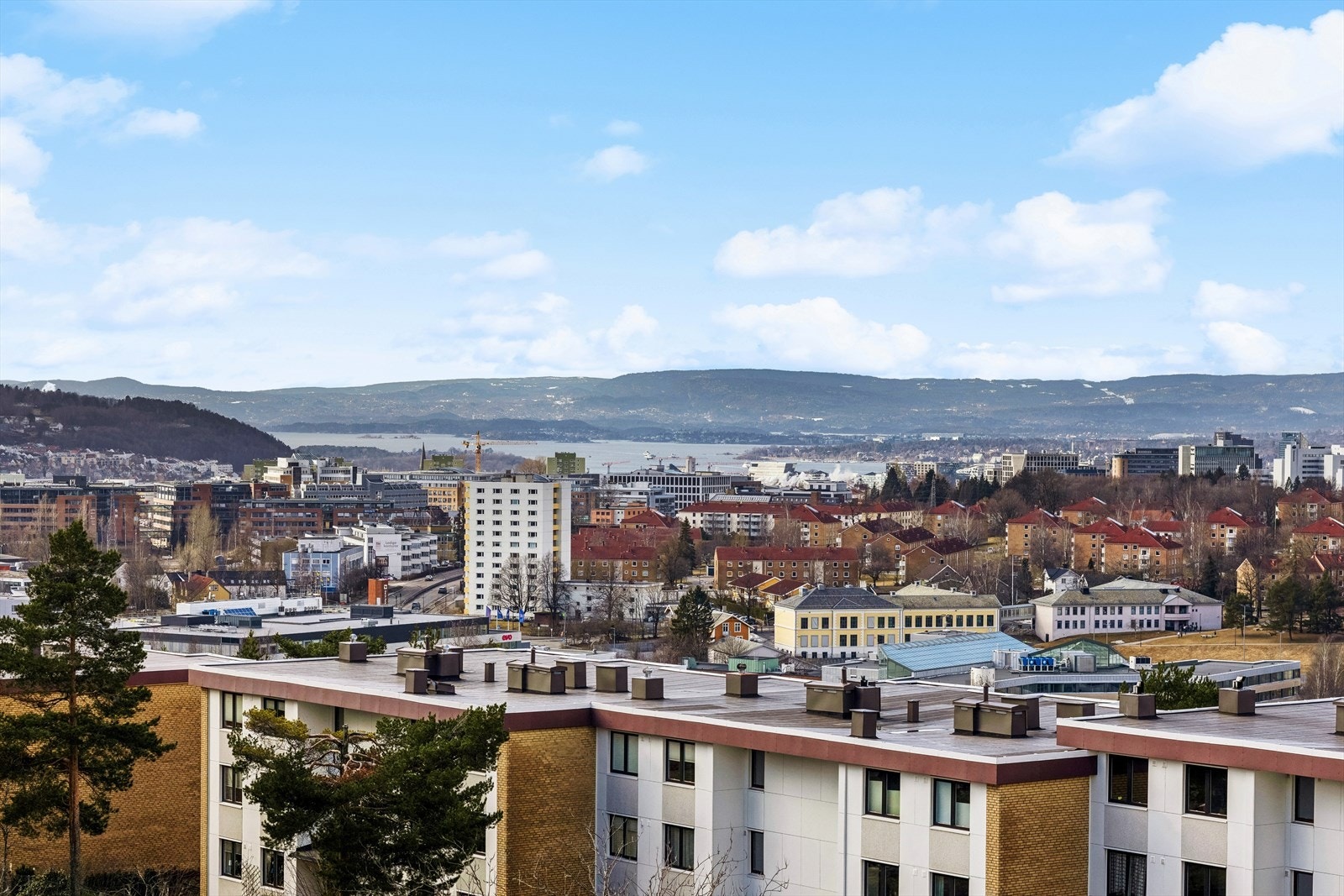 Fra balkongen er det en langstrakt utsikt slik at du ser helt ned til Oslo-fjorden. Galleribilde