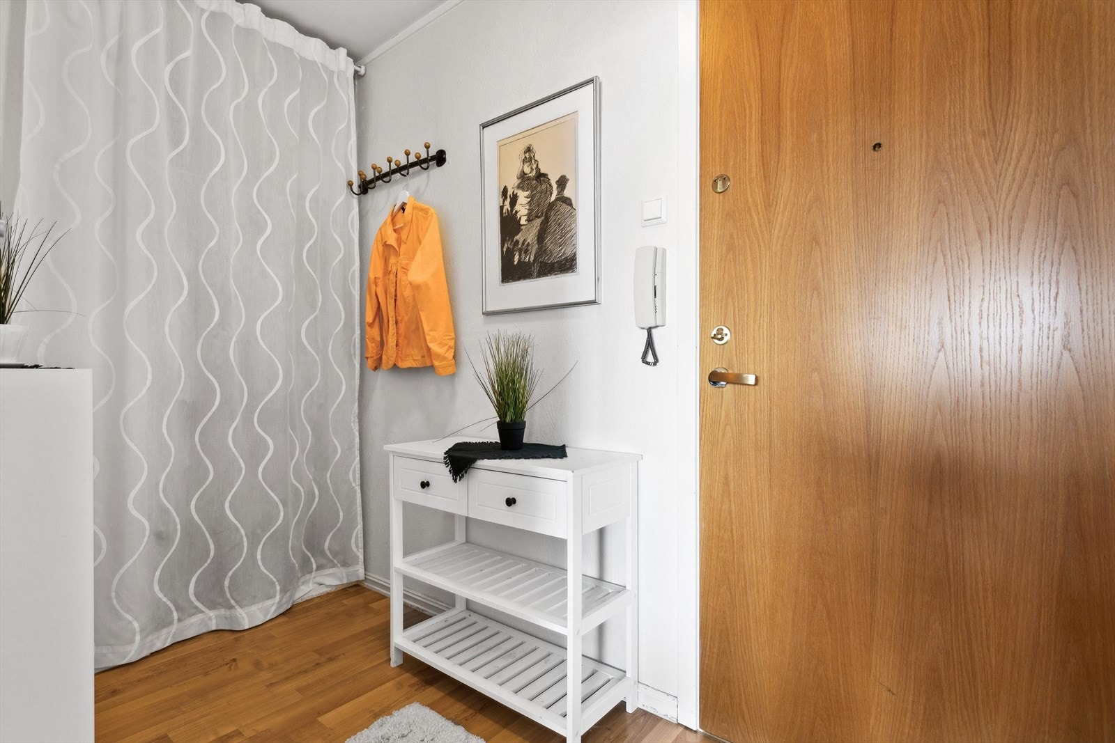 Velkommen inn! Innbydende entré med god plass til å henge fra seg yttertøy og sette fra seg sko. Galleribilde