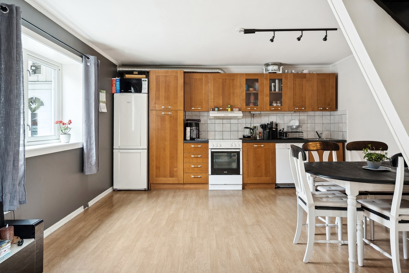 Kjøkkeninnredning med profilerte fronter i tre. Galleribilde