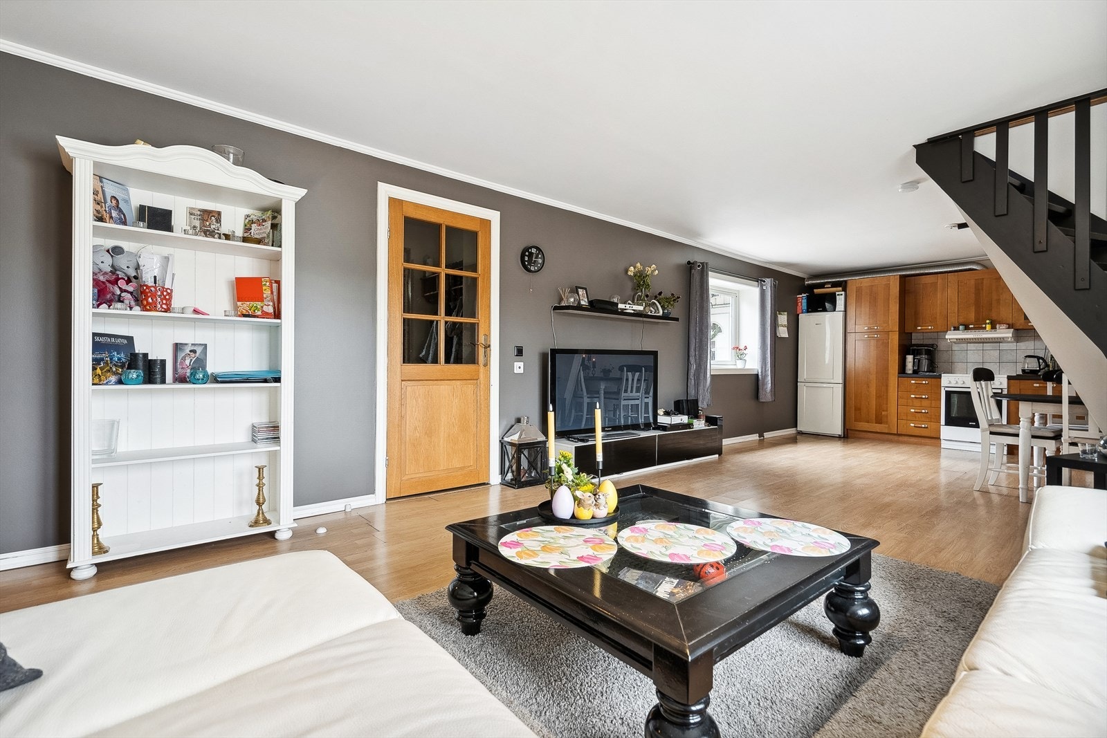 leiligheten har stor stue med åpen løsning til kjøkken - stort all-rom med laminat på gulvflatene og malte veggflater. Galleribilde