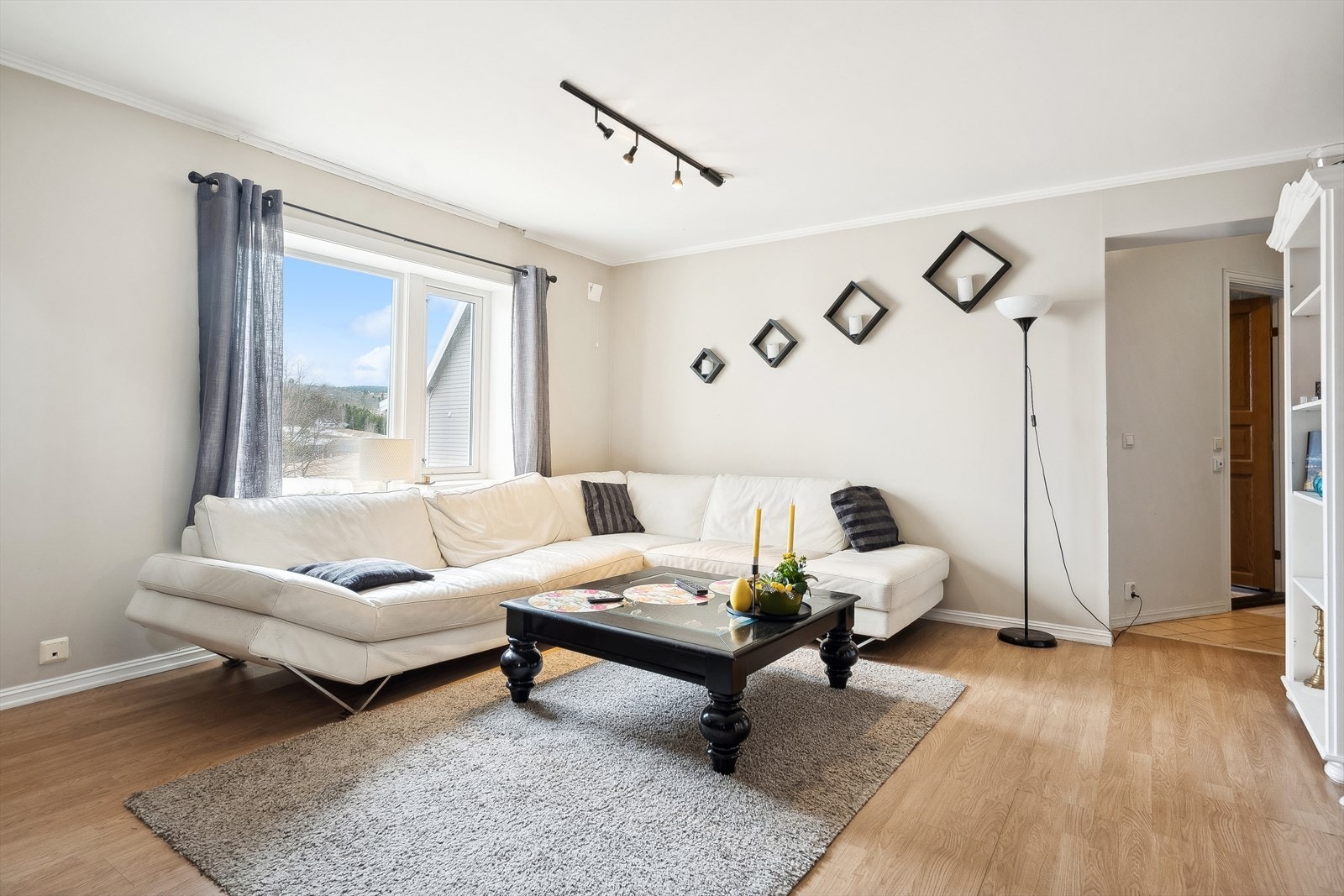 Stuen har god plass for forskjellig møblerings muligheter og det er satt inn nyere vindu. Galleribilde