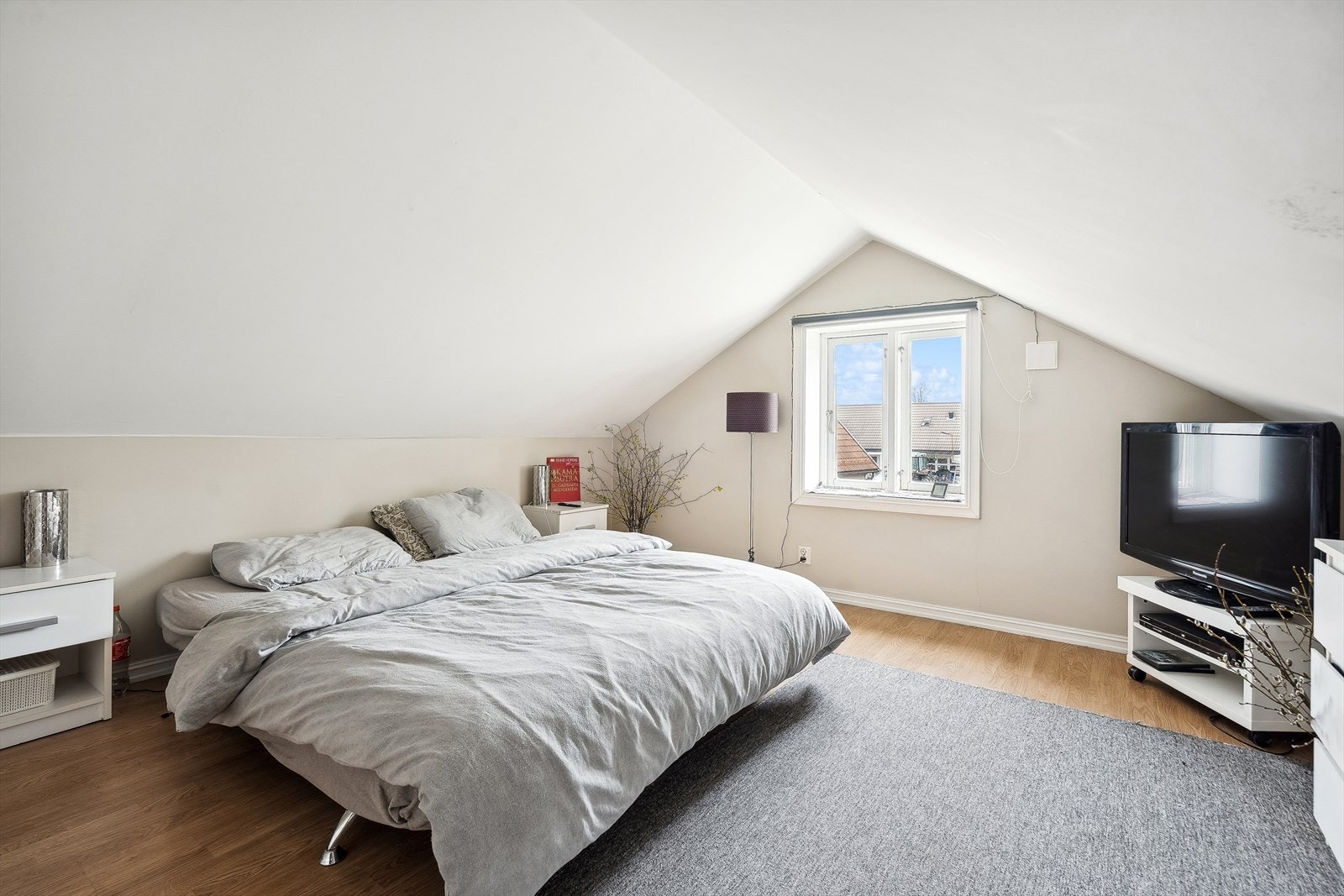 Loft har takhøyde på under 1,9m som er lavere enn Norsk Takst sine retningslinjer for måleverdig areal og ikke godkjent for varlig opphold. Galleribilde