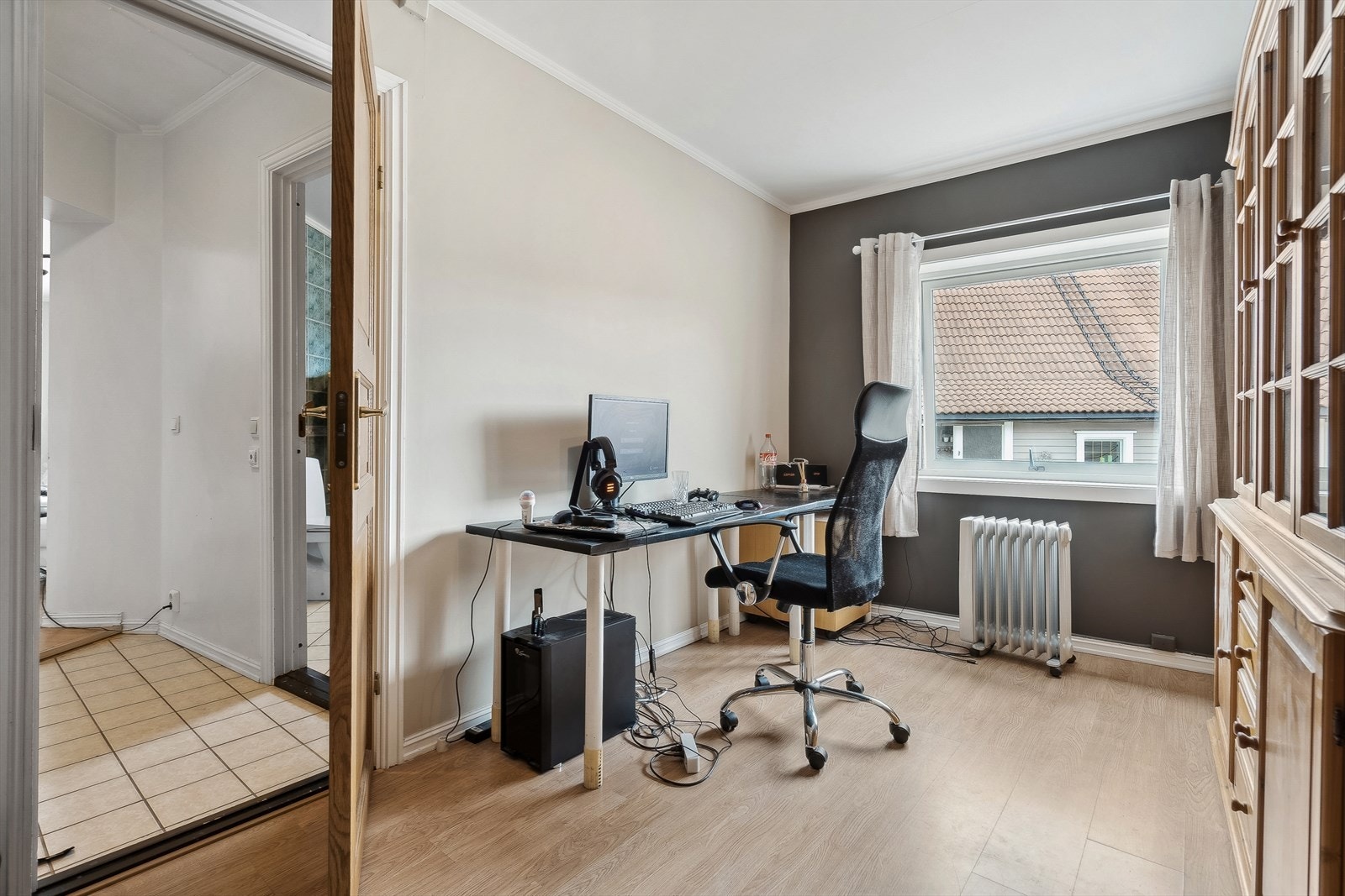 Soverom er nymalt i forbindelse med innsetting av nye, og større vinduer vinteren 2023/2024. Galleribilde