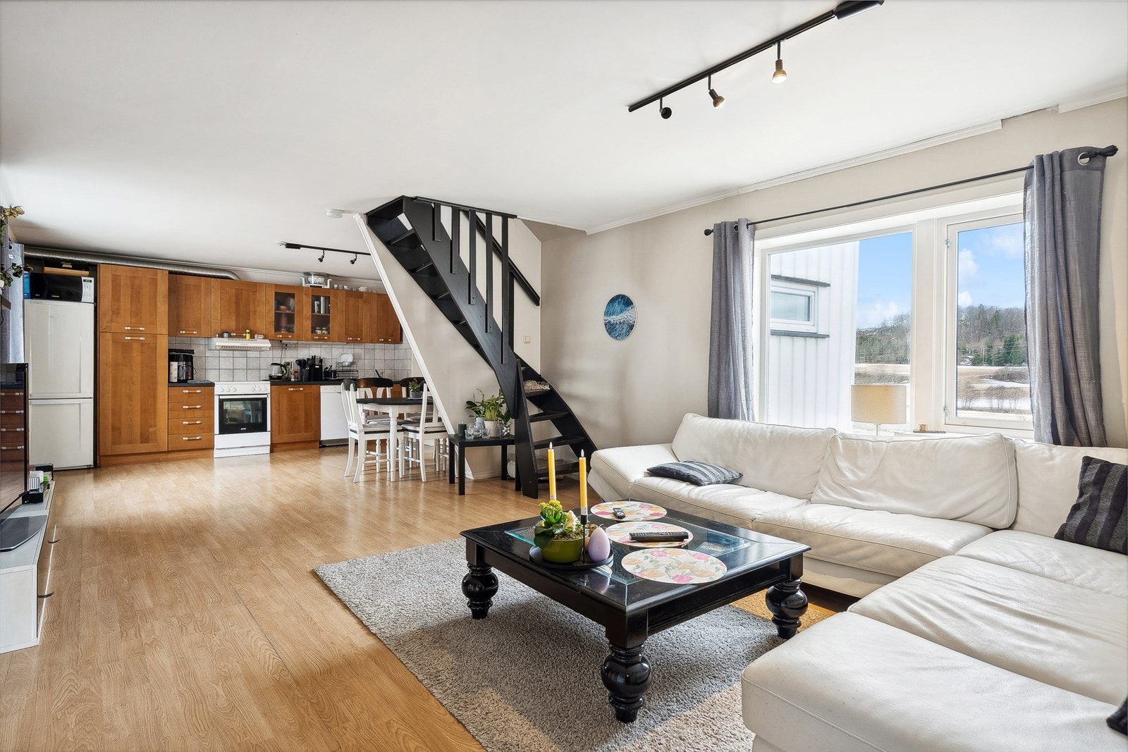 DNB Eiendom og Tor Olav Strandskog ønsker velkommen til Andebuveien 796. Galleribilde