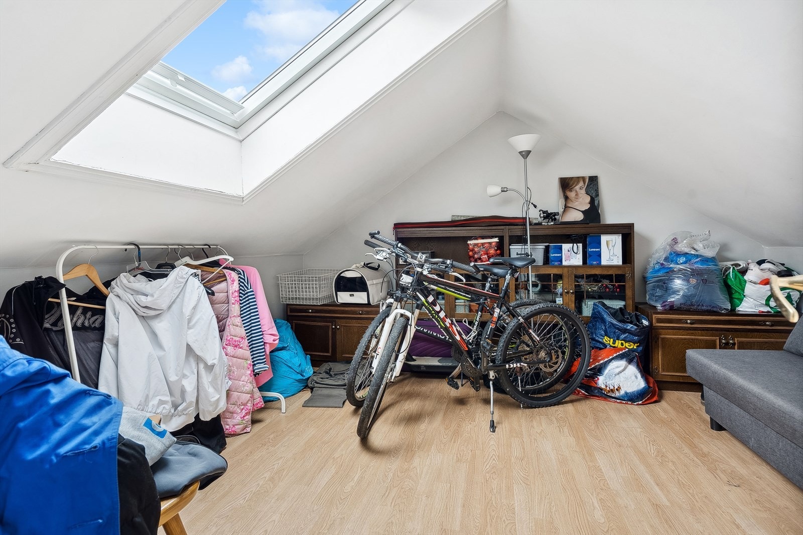 Loft har takhøyde på under 1,9m som er lavere enn Norsk Takst sine retningslinjer for måleverdig areal og ikke godkjent for varlig opphold. Galleribilde