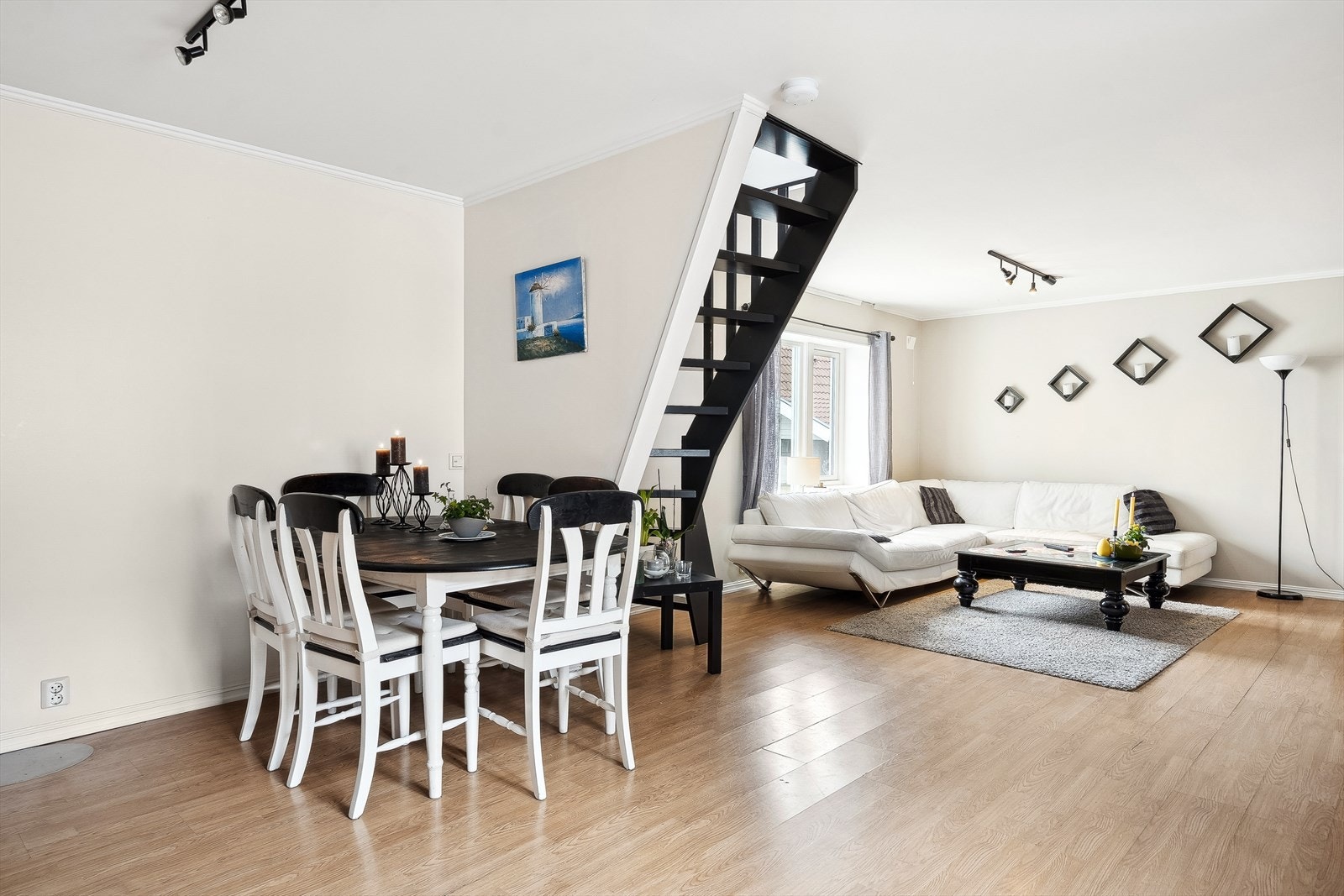 Fin naturlig spiseplass mellom kjøkkeninnredningen og stuen. Galleribilde