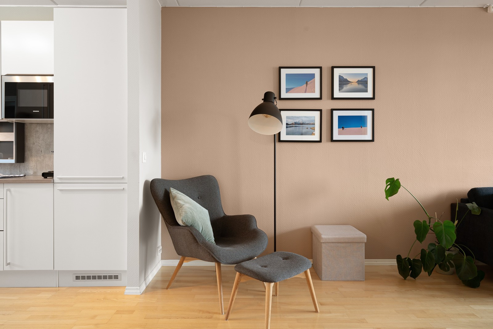 Rommet er malt i en behagelig farge som skaper et lunt bakteppe for møbler og interiør.