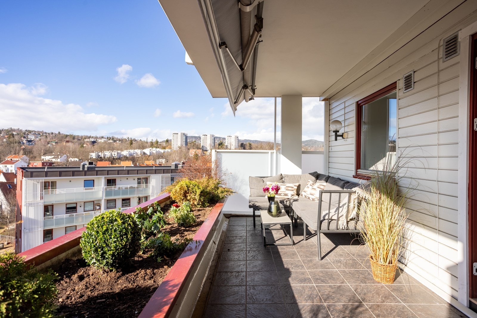 Stor, solfylt vestvendt terrasse med flott utsyn og lite innsyn. Galleribilde