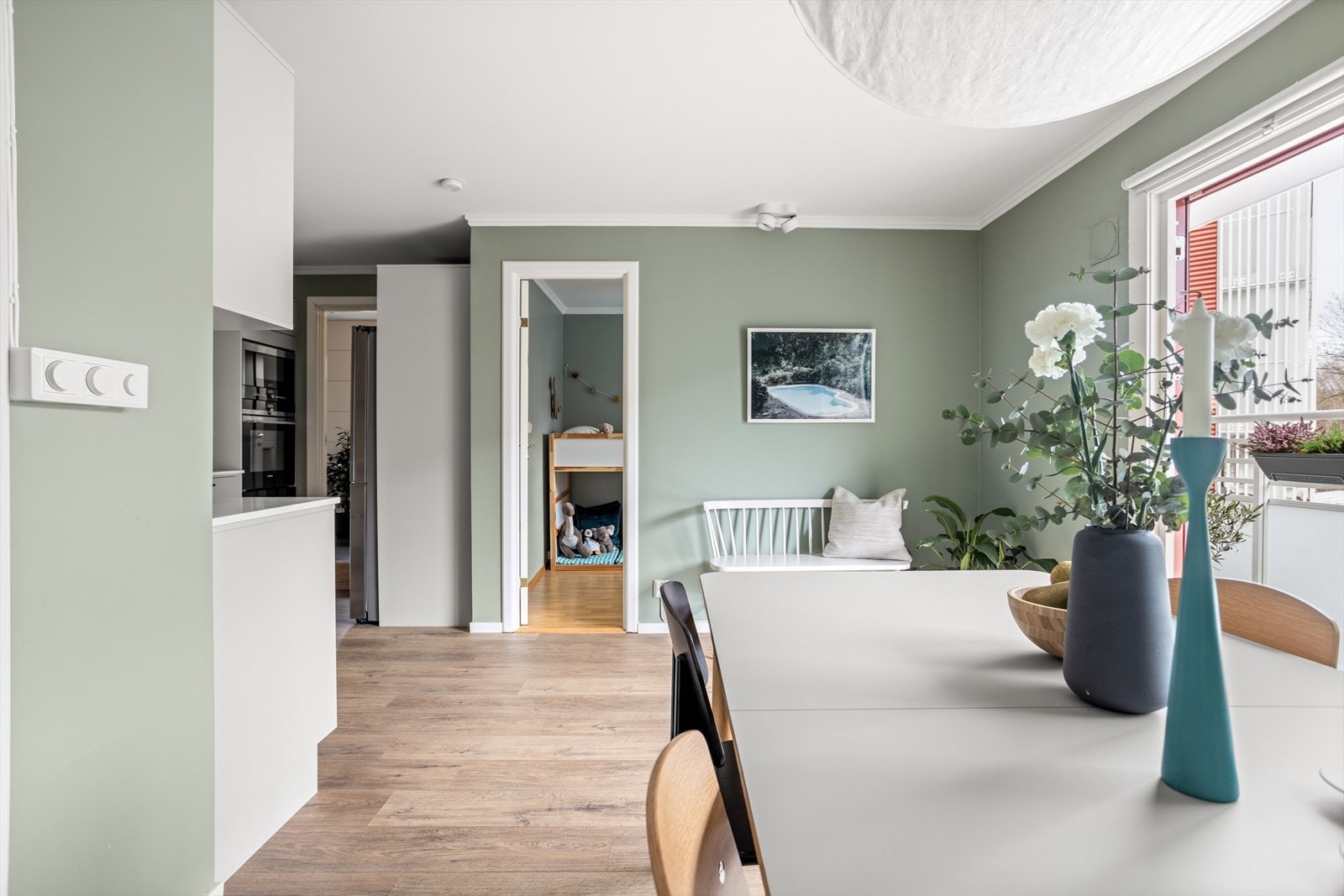 Romslig spisekjøkken med god plass til spisestue Galleribilde