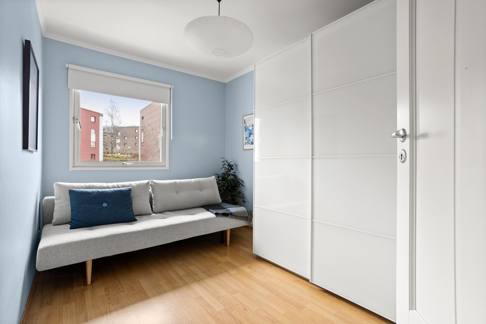 Soverom II med stor garderobe og plass til sovesofa/gjesteseng. Galleribilde