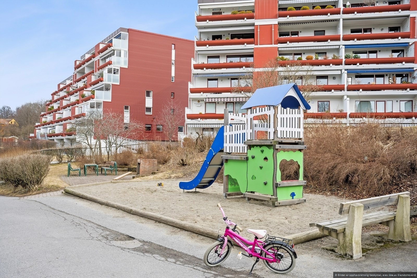 Flere lekeplasser og bilfrie internveier i borettslaget. Meget barnevennlig Galleribilde