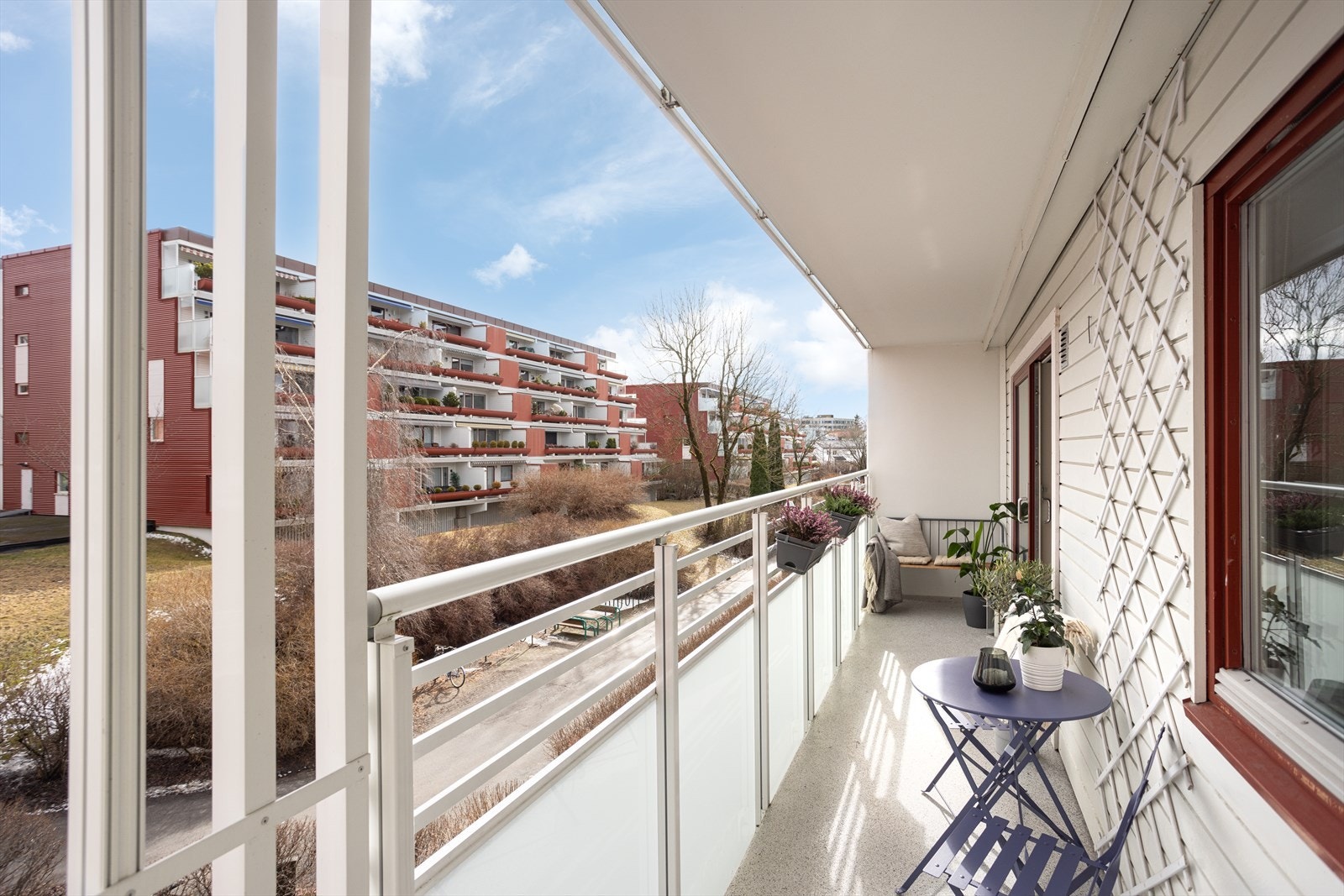 Frokostterrasse med formiddagssol og plass til cafesett eller øvrig møblement Galleribilde