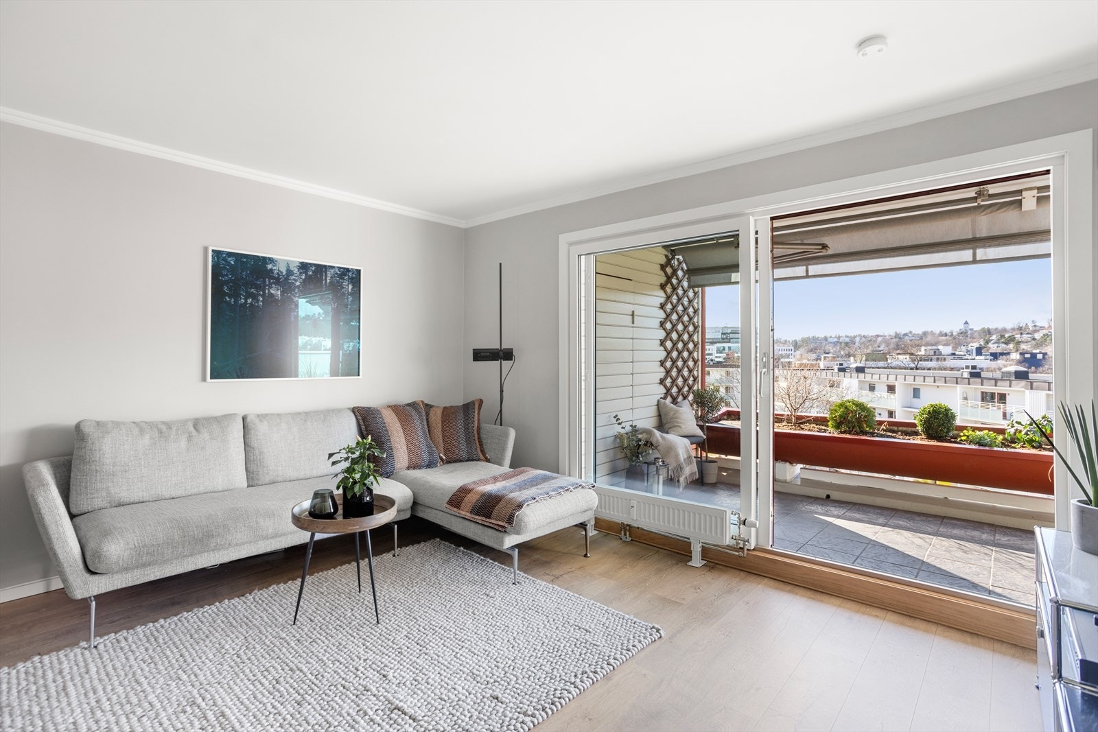 Stue med god plass til sofaseksjon. Doble skyvedører til terrasse gir en lys og god romfølelse. Galleribilde