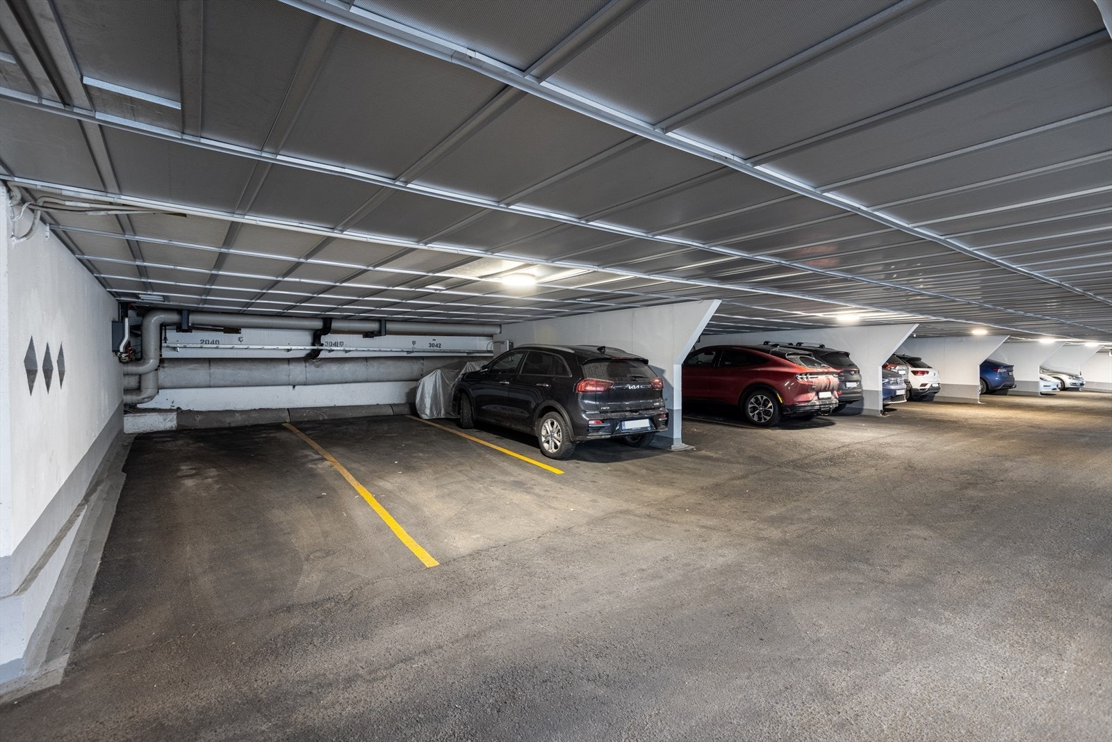 Leiligheten disponerer egen garasjeplass med elbillader i lukket anlegg. Det er også flere gjesteparkeringer i garasjeanlegget. Galleribilde