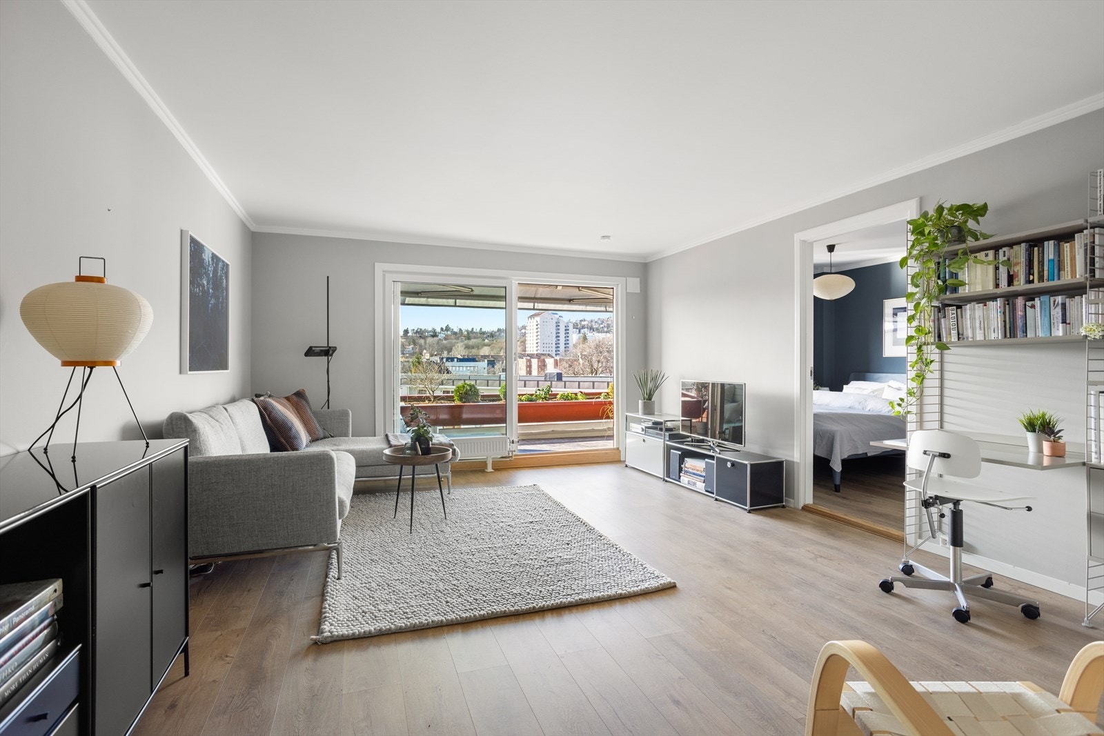 Velkommen til Skøyen Terrasse 19, en lys og gjennomgående 4-roms endeleilighet i populært borettslag på Skøyen! Galleribilde