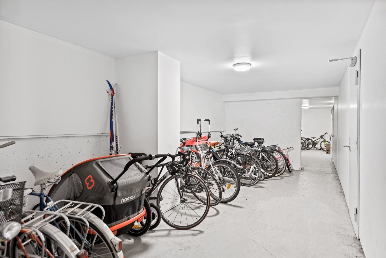 Sykkelkjeller med trappefri adkomst. I tillegg har borettslaget egne rom til oppbevaring av barnevogner m.m. Galleribilde