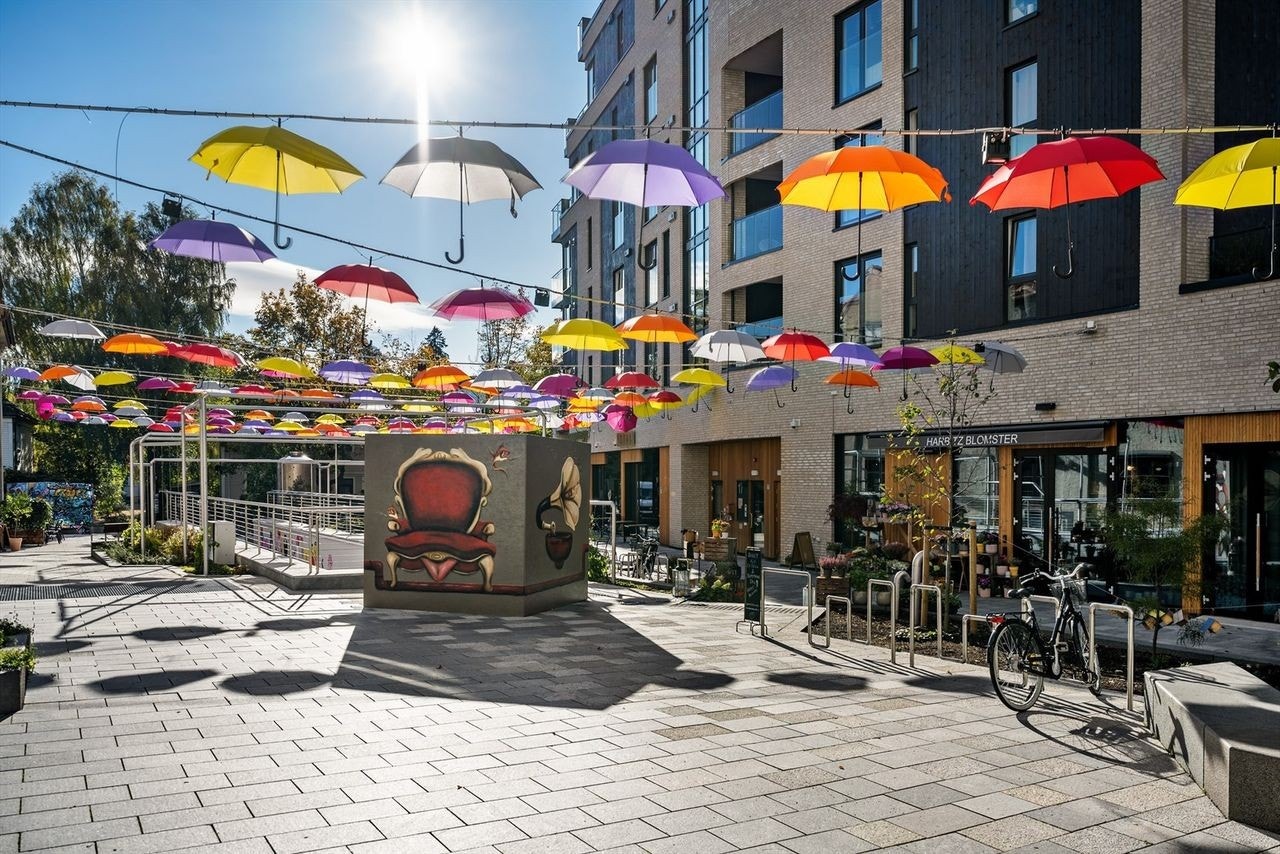 Nyere Harbitz Torg med flere spisesteder og butikker innen få minutters gange. Galleribilde